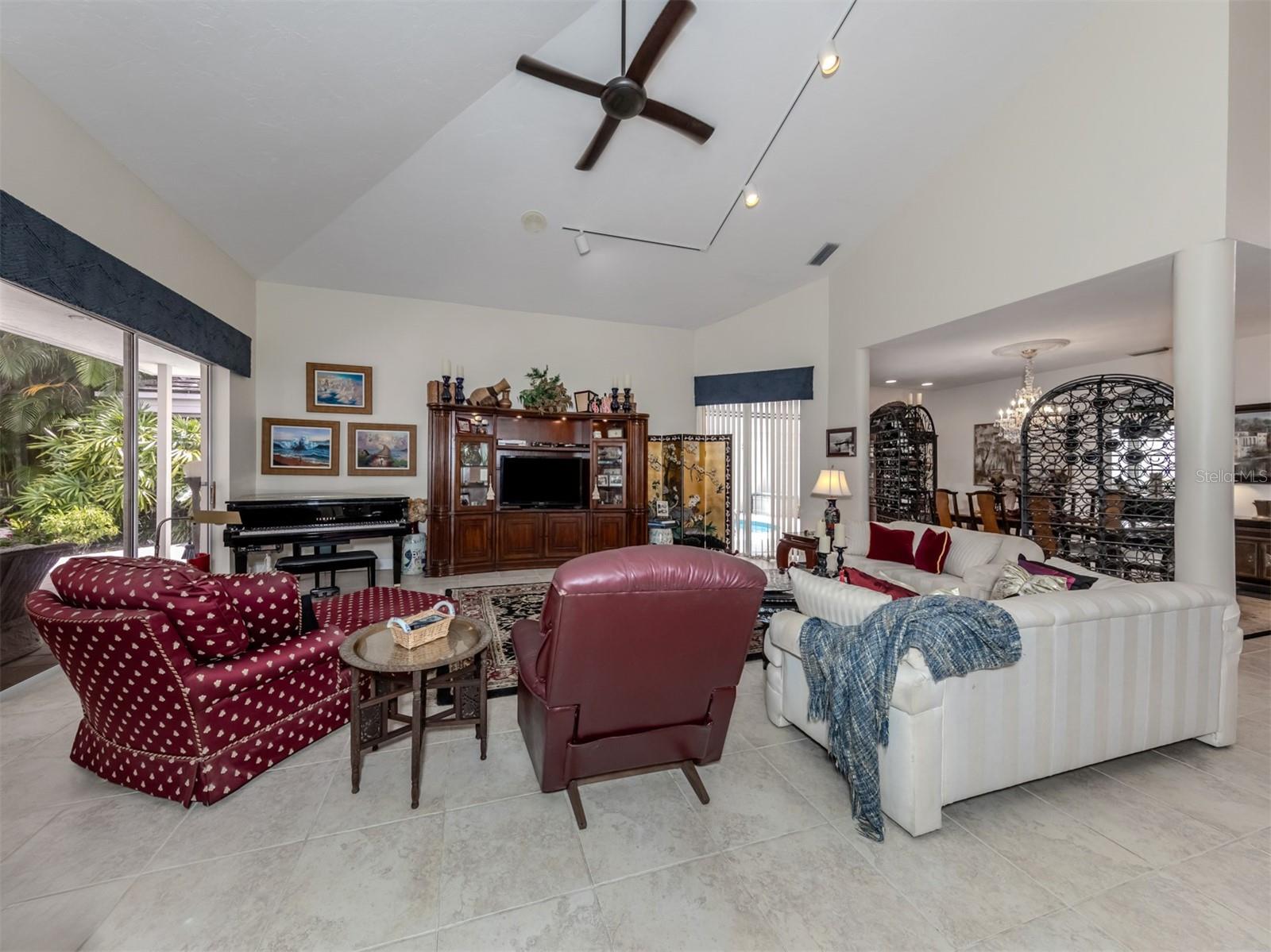 Listing photo id 8 for 7755 Club Lane