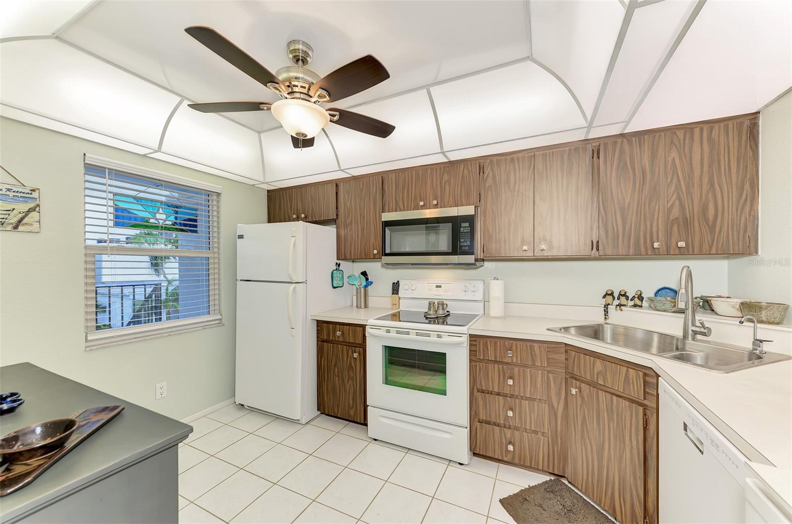 Image 10 of 46 For 725 Capri Isles Boulevard 217