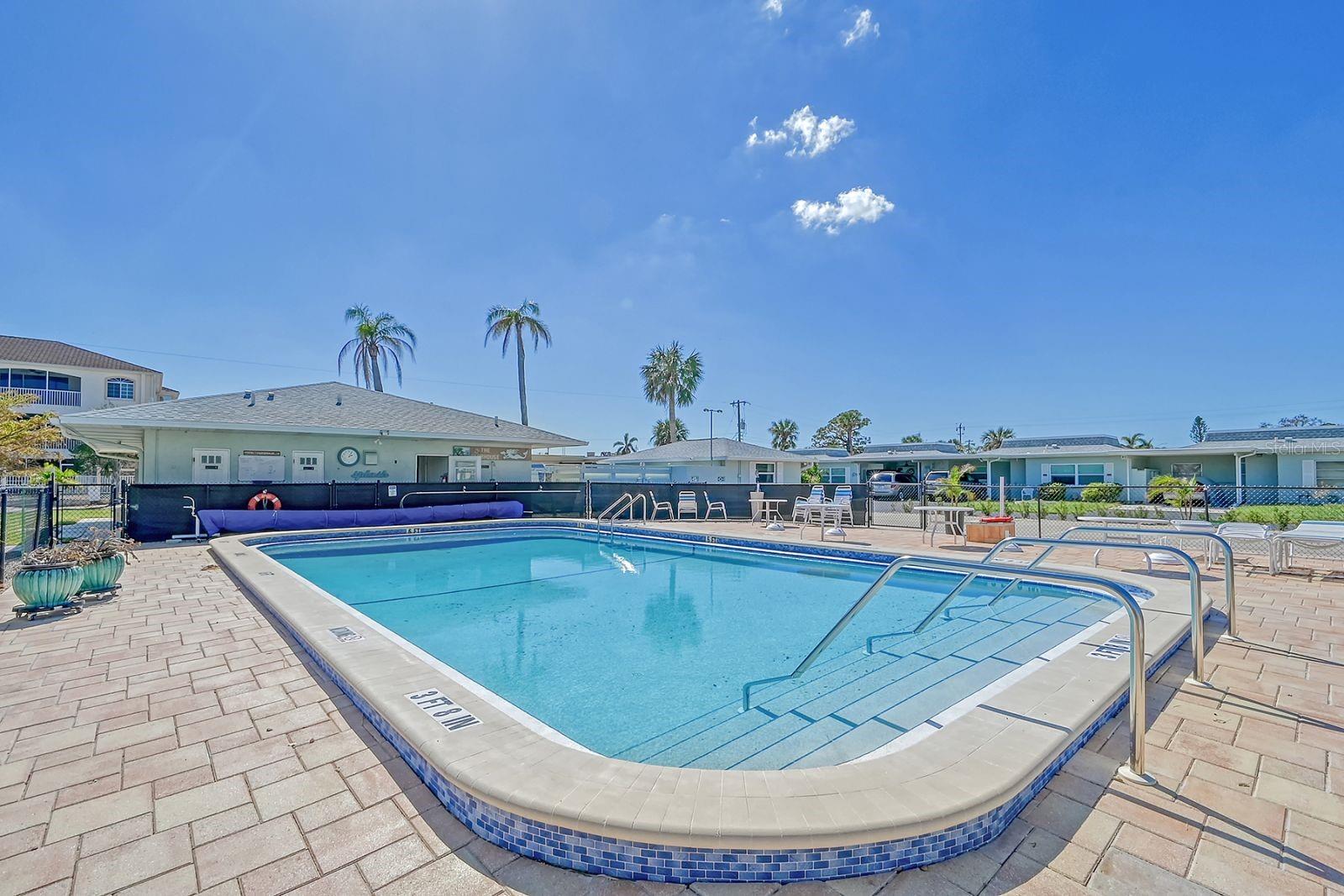 Listing photo id 14 for 1019 Beach Manor Center 35