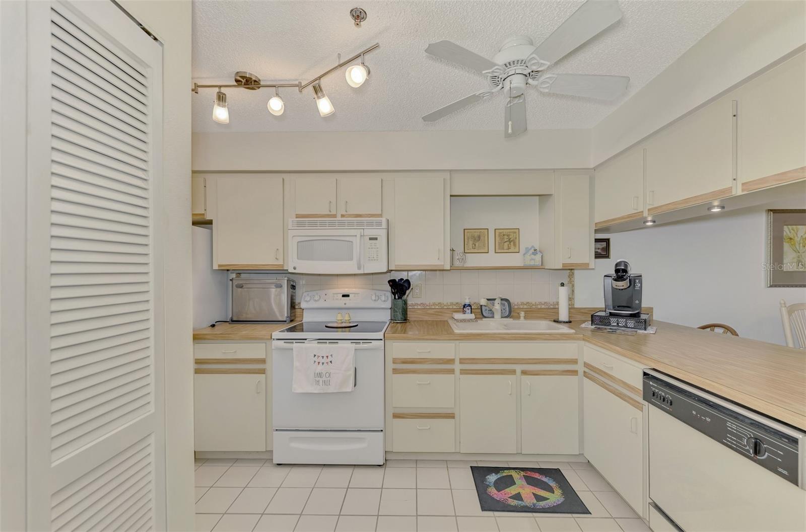 Image 6 of 24 For 934 Capri Isles Boulevard 111