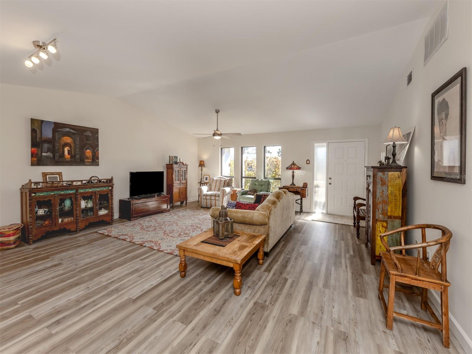 Image 11 of 74 For 4060 Barbary Lane
