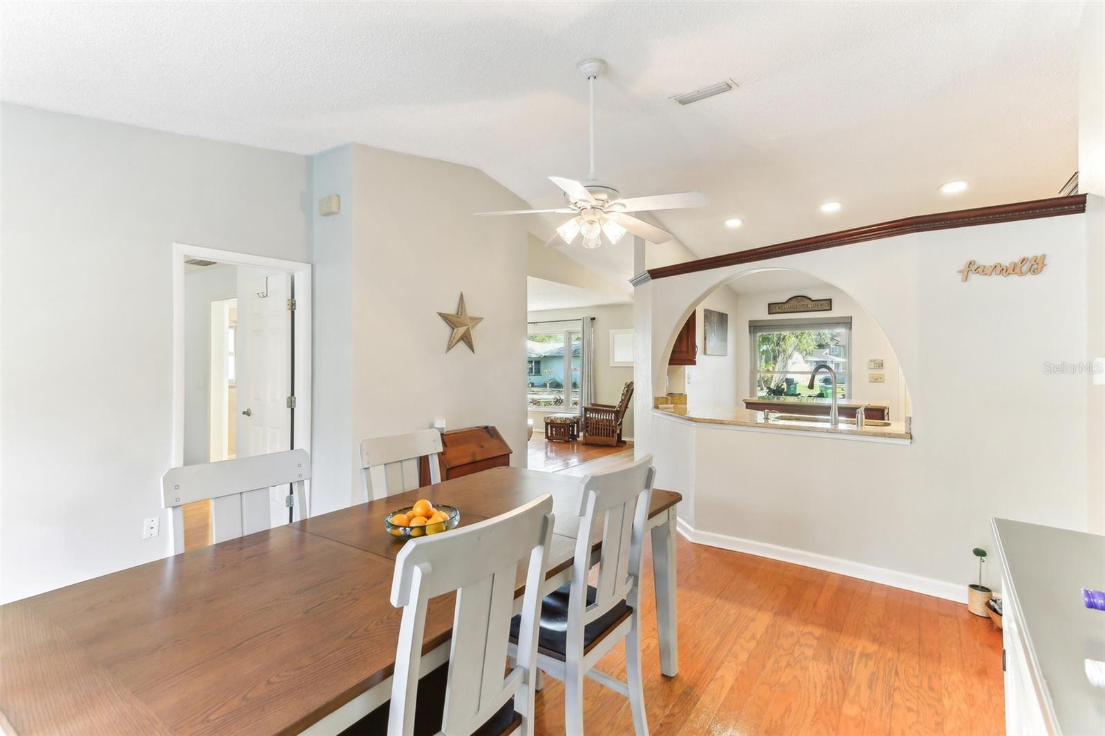 Listing photo id 11 for 9790 Parkwood Court