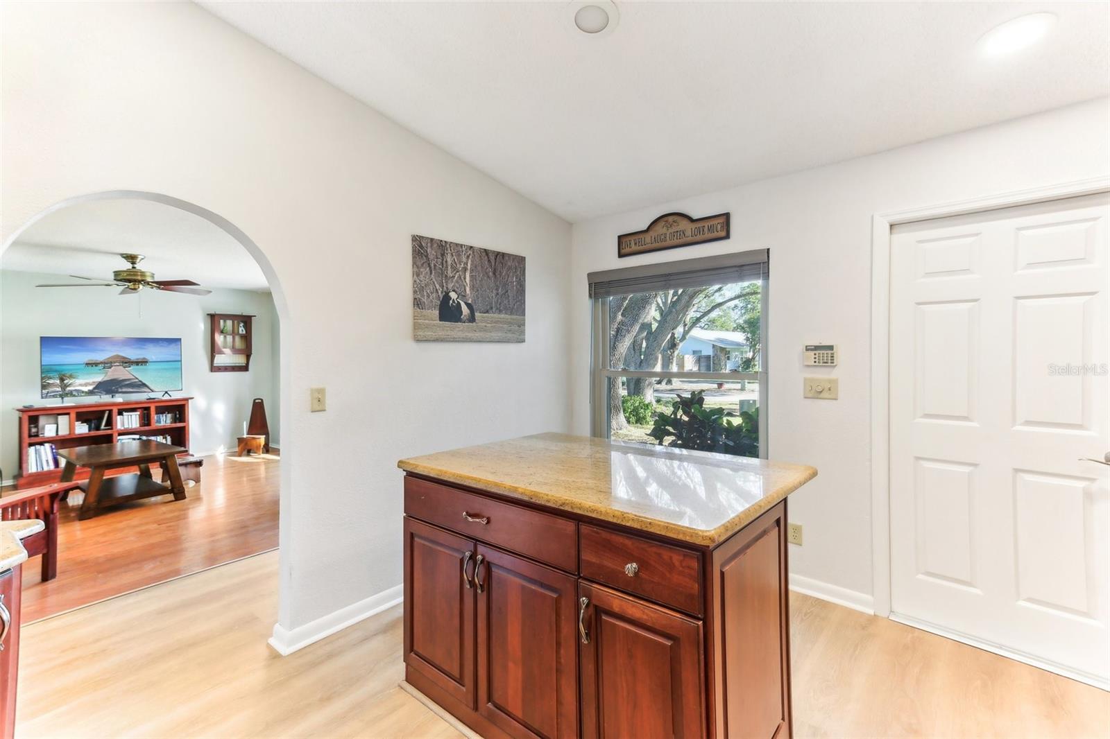 Listing photo id 17 for 9790 Parkwood Court