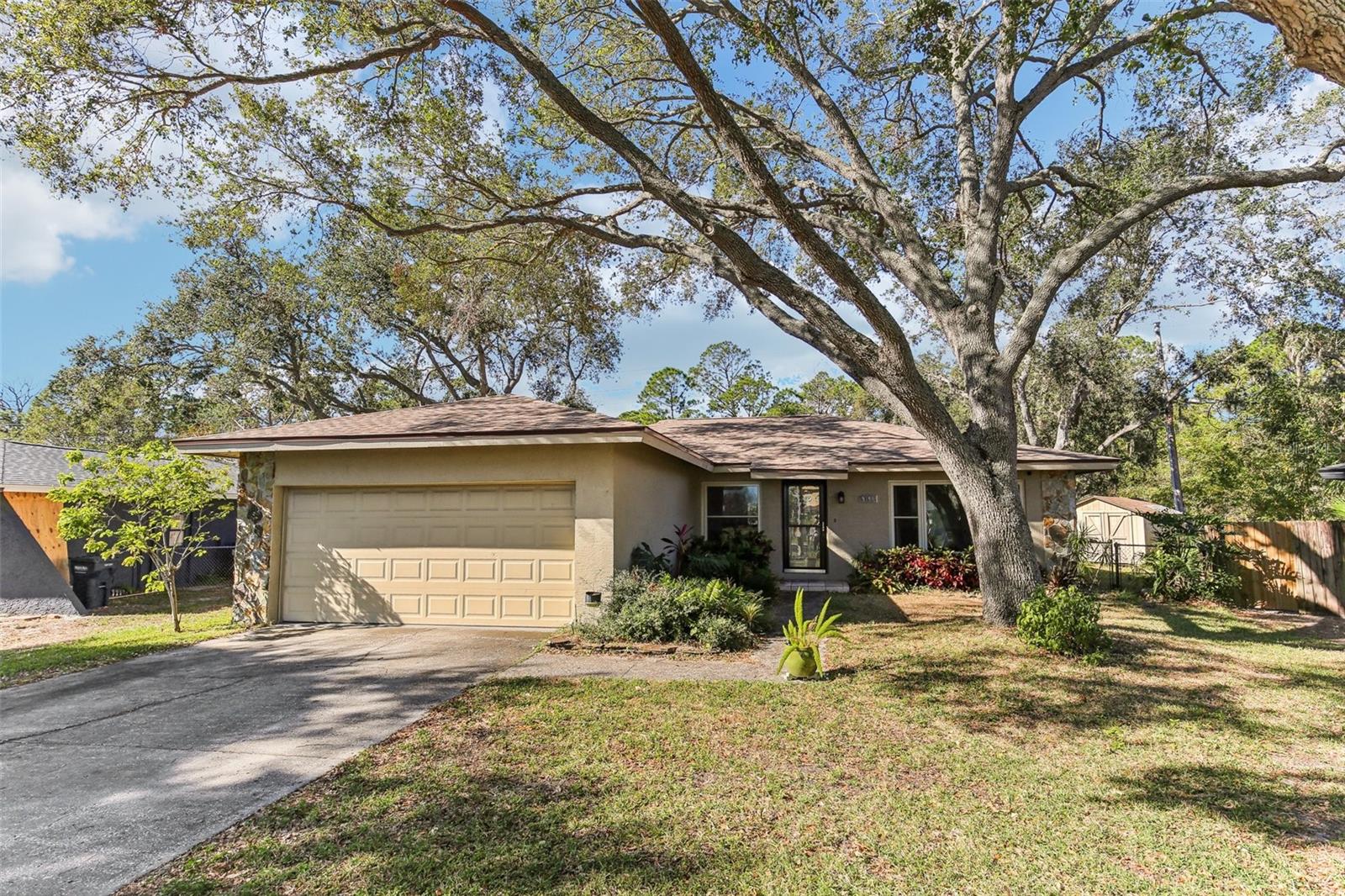 Listing photo id 1 for 9790 Parkwood Court