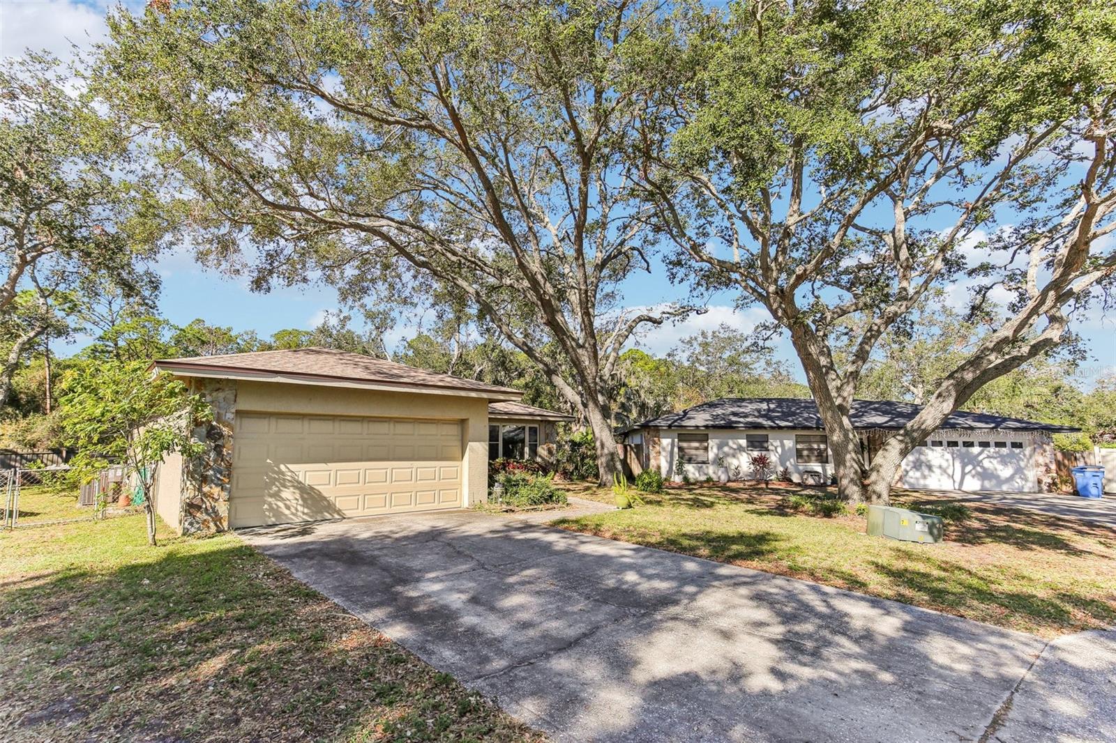 Listing photo id 3 for 9790 Parkwood Court