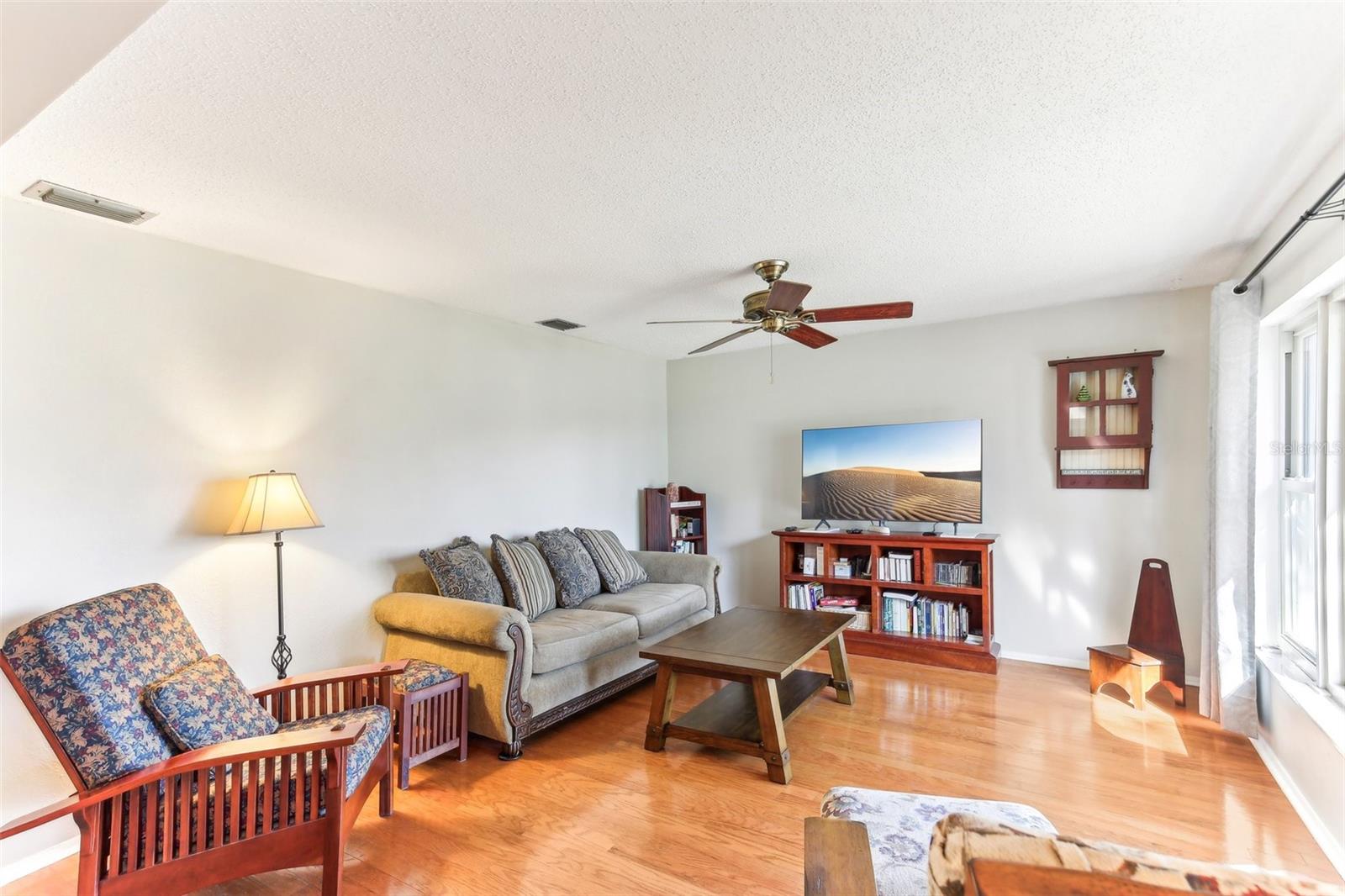 Listing photo id 6 for 9790 Parkwood Court