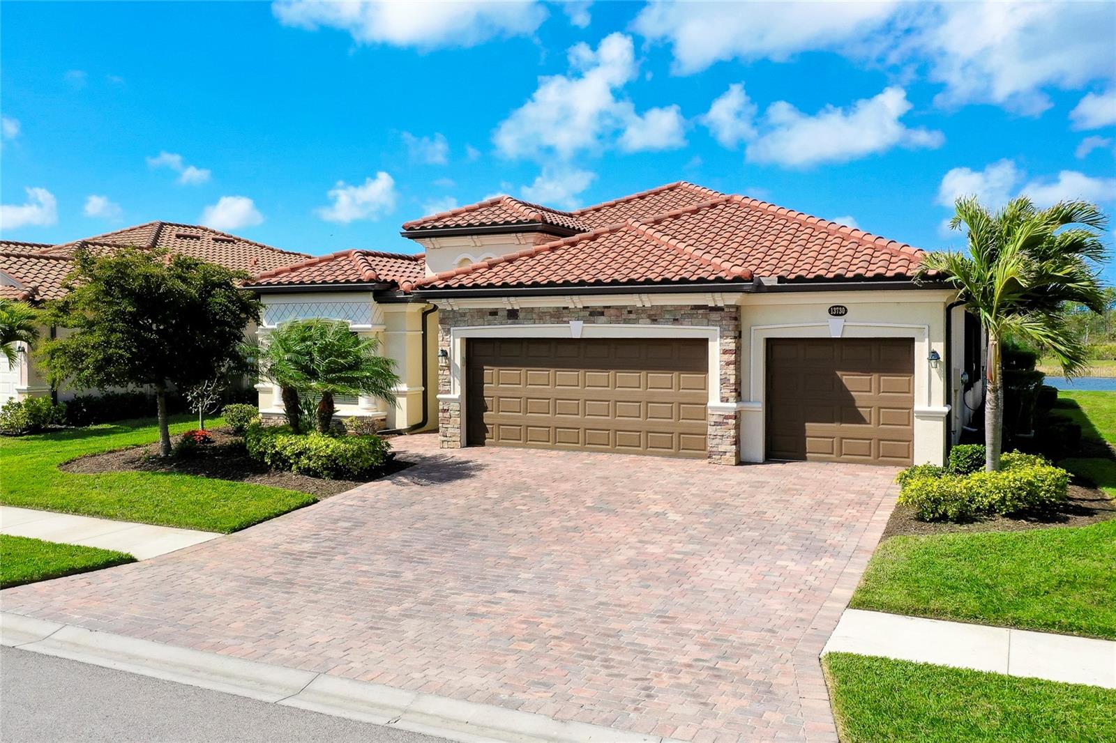 Listing photo id 0 for 13730 Vancanza