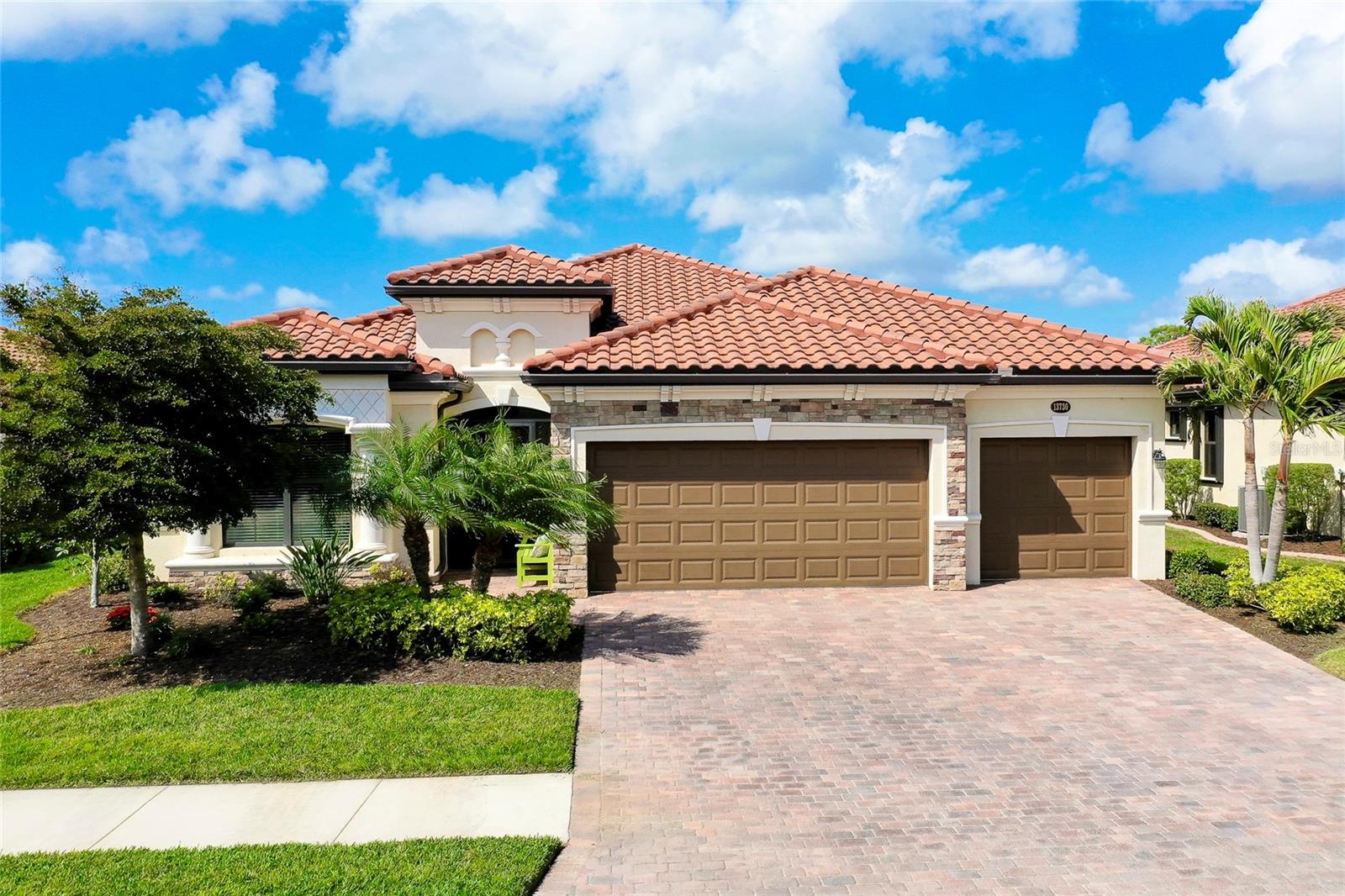 Listing photo id 1 for 13730 Vancanza