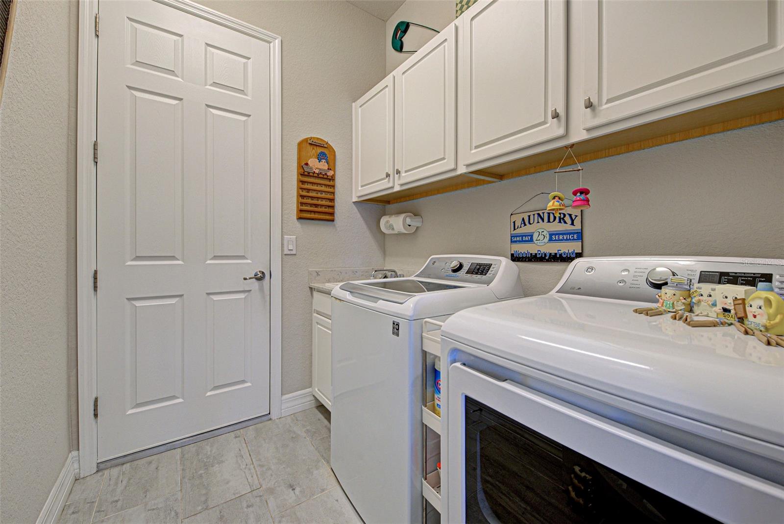 Image 16 of 93 For 23415 Waverly Circle