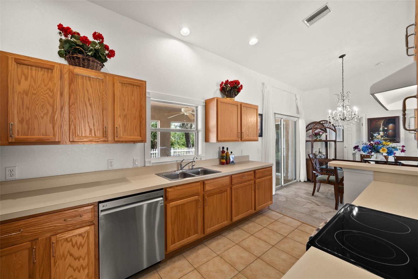 Listing photo id 8 for 5458 Jessamine Avenue