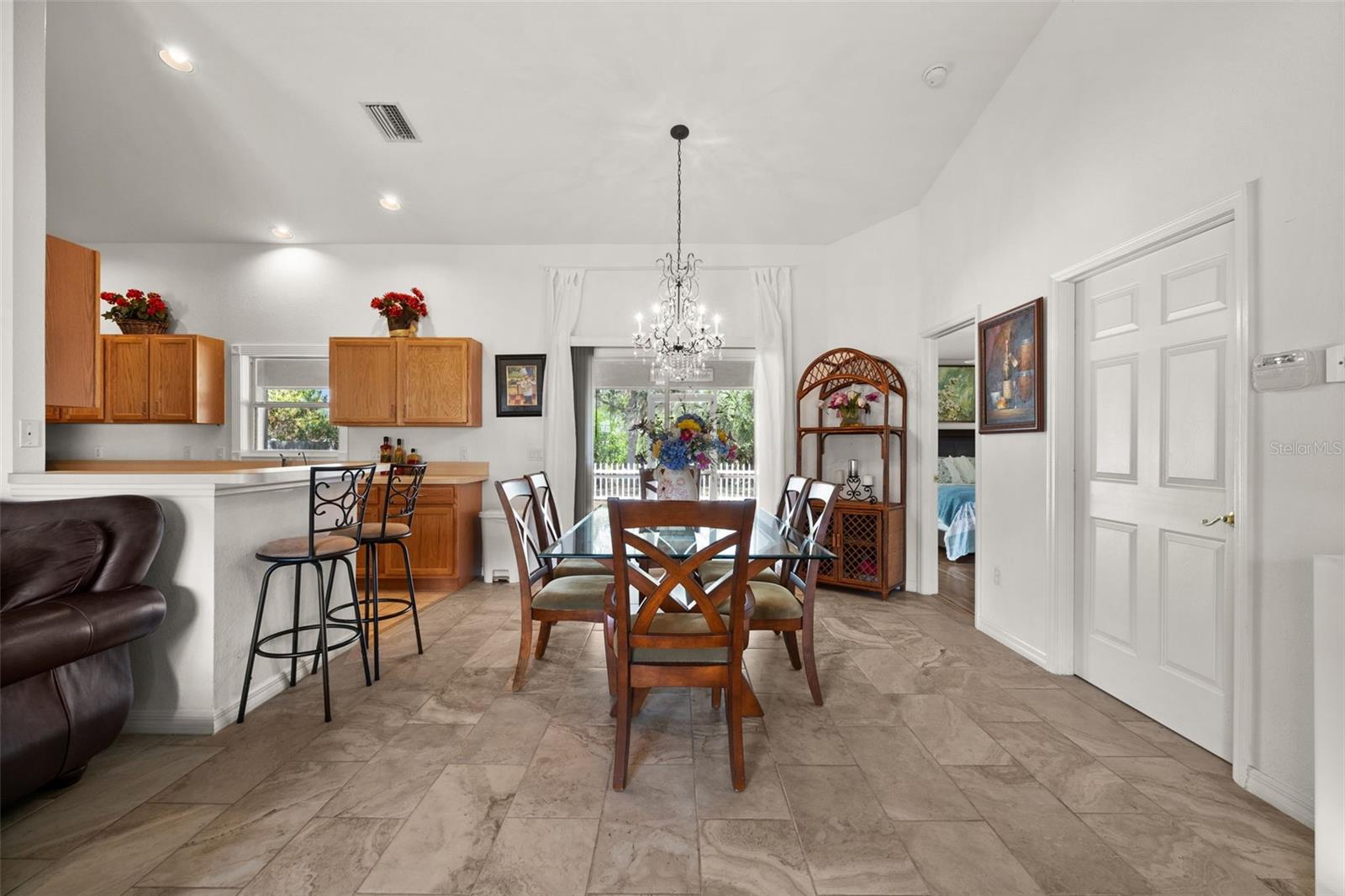 Listing photo id 11 for 5458 Jessamine Avenue