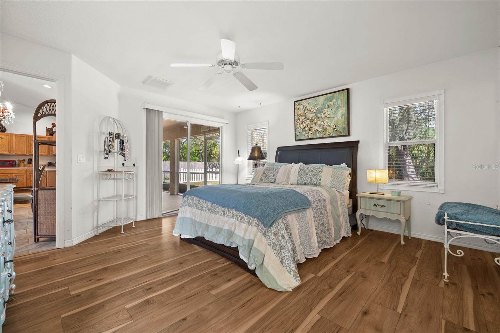 Listing photo id 13 for 5458 Jessamine Avenue