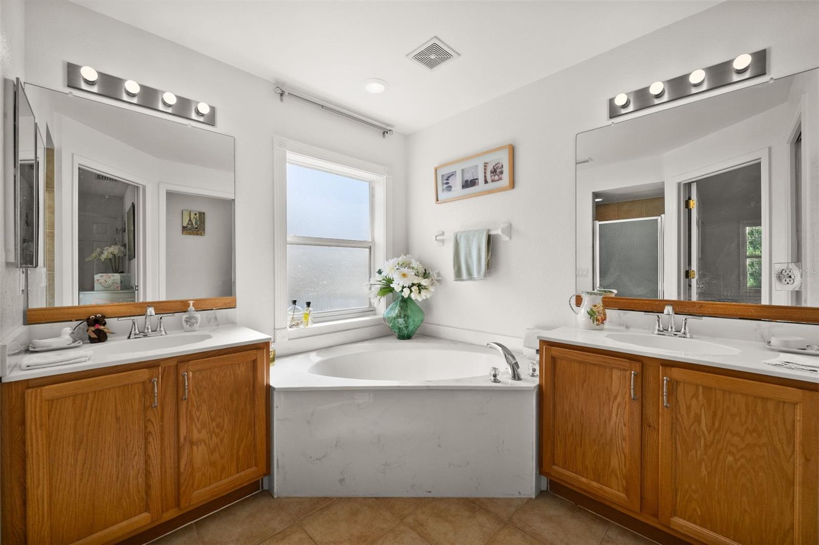 Listing photo id 14 for 5458 Jessamine Avenue