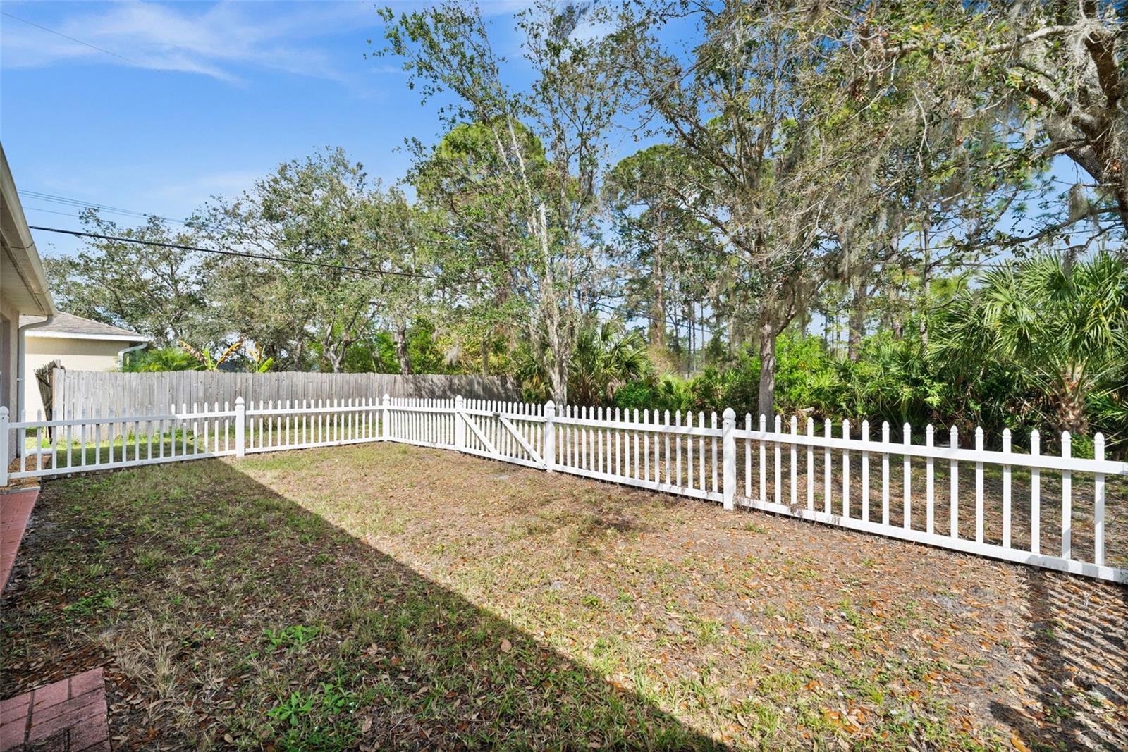 Listing photo id 21 for 5458 Jessamine Avenue