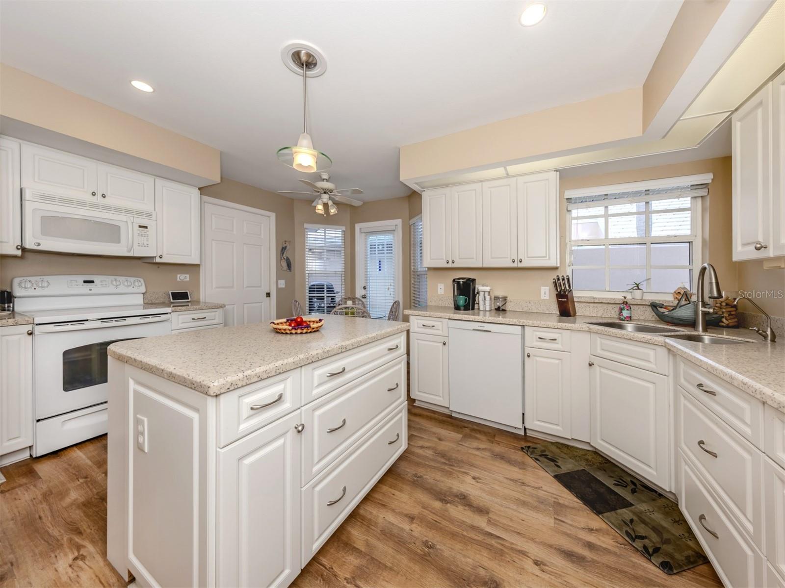 Image 18 of 40 For 579 Clubside Circle  37