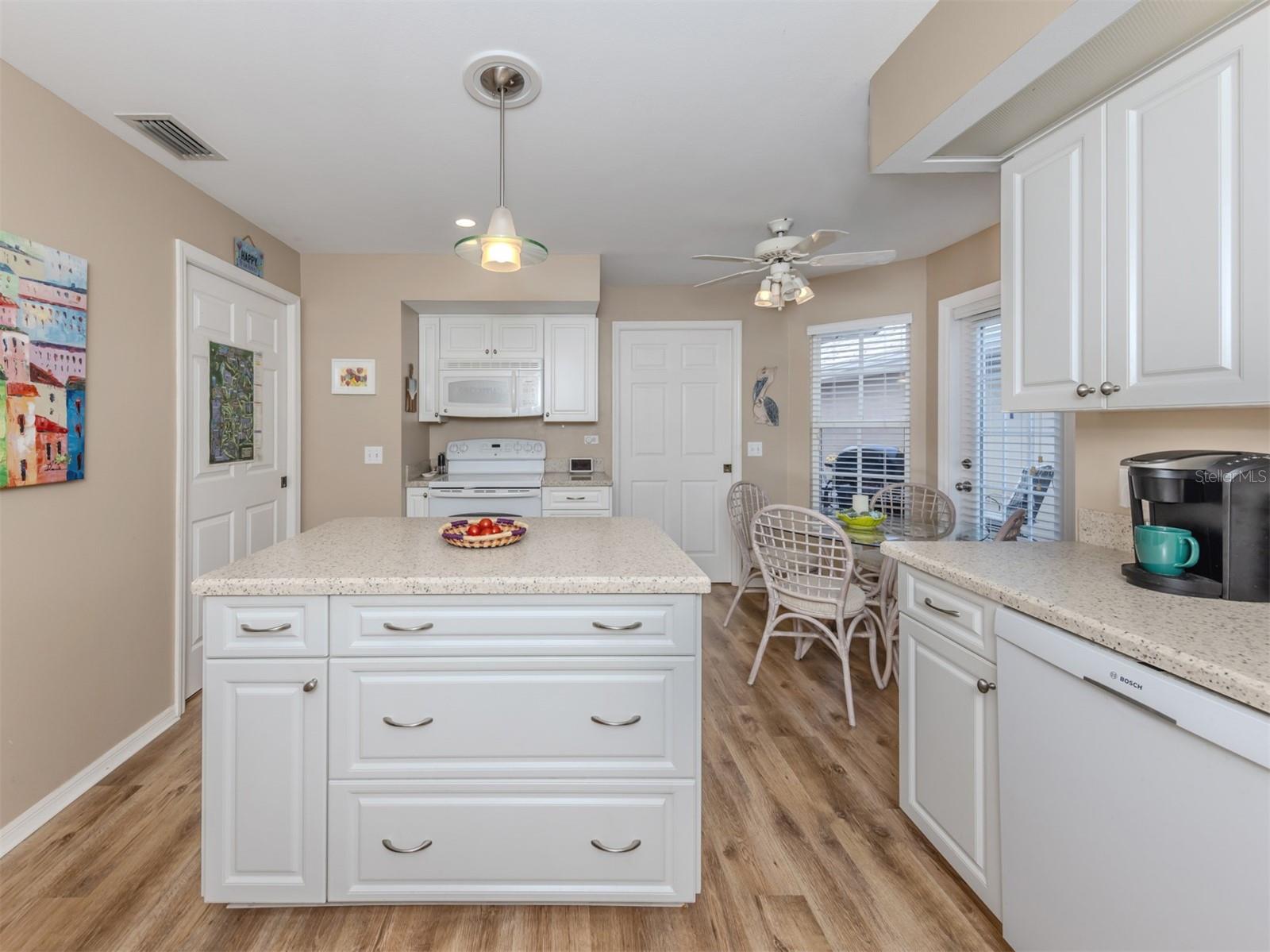 Image 19 of 40 For 579 Clubside Circle  37