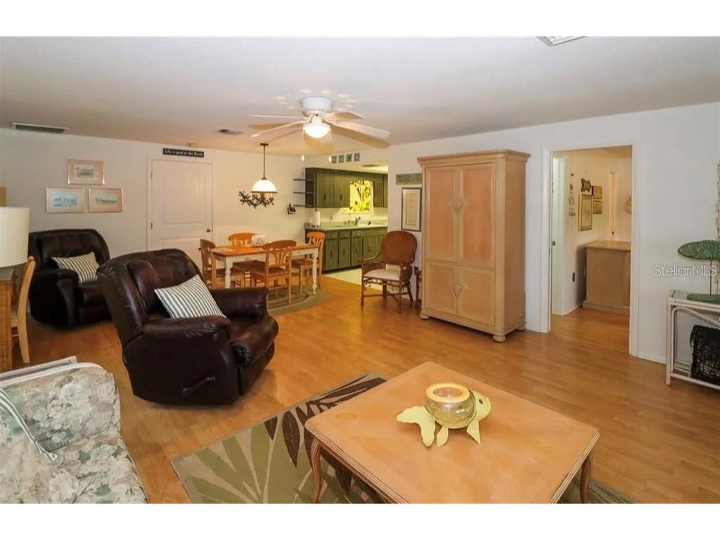 Listing photo id 29 for 1350 Holiday Drive