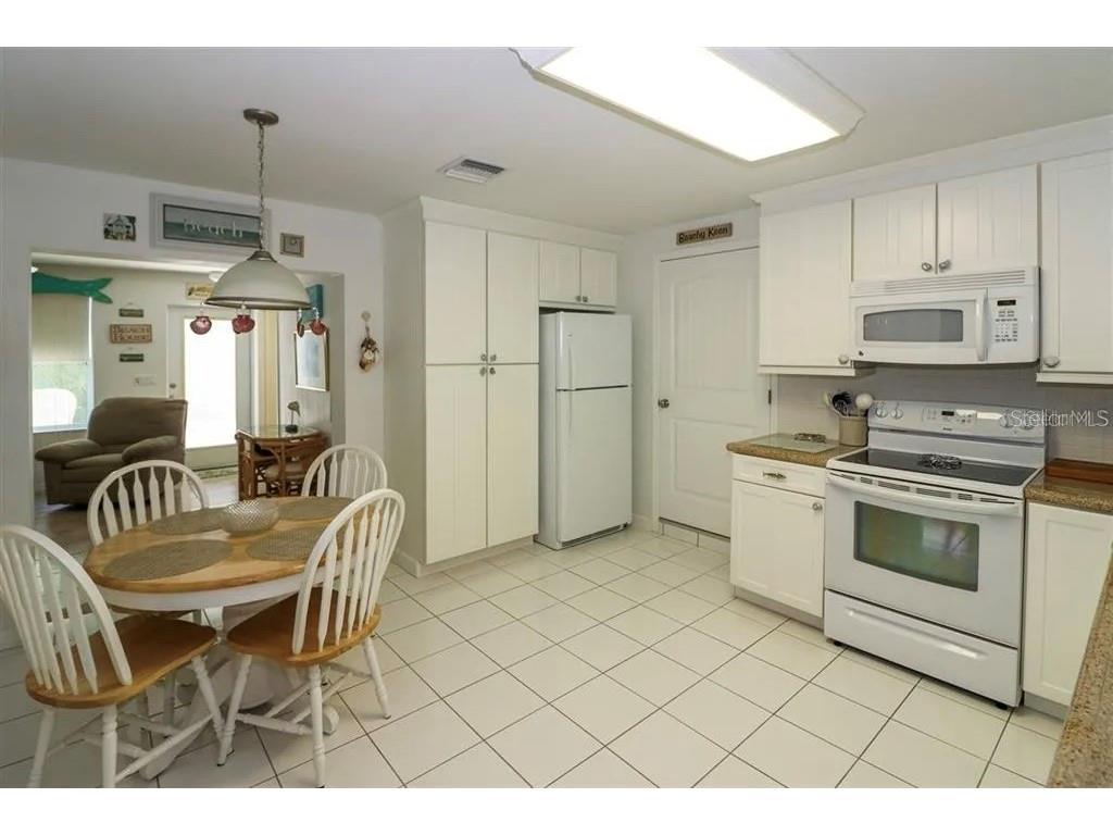 Listing photo id 33 for 1350 Holiday Drive