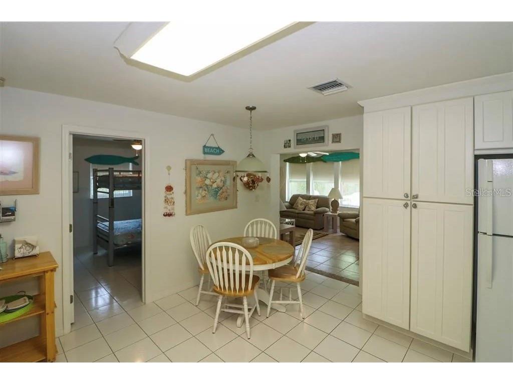 Listing photo id 34 for 1350 Holiday Drive