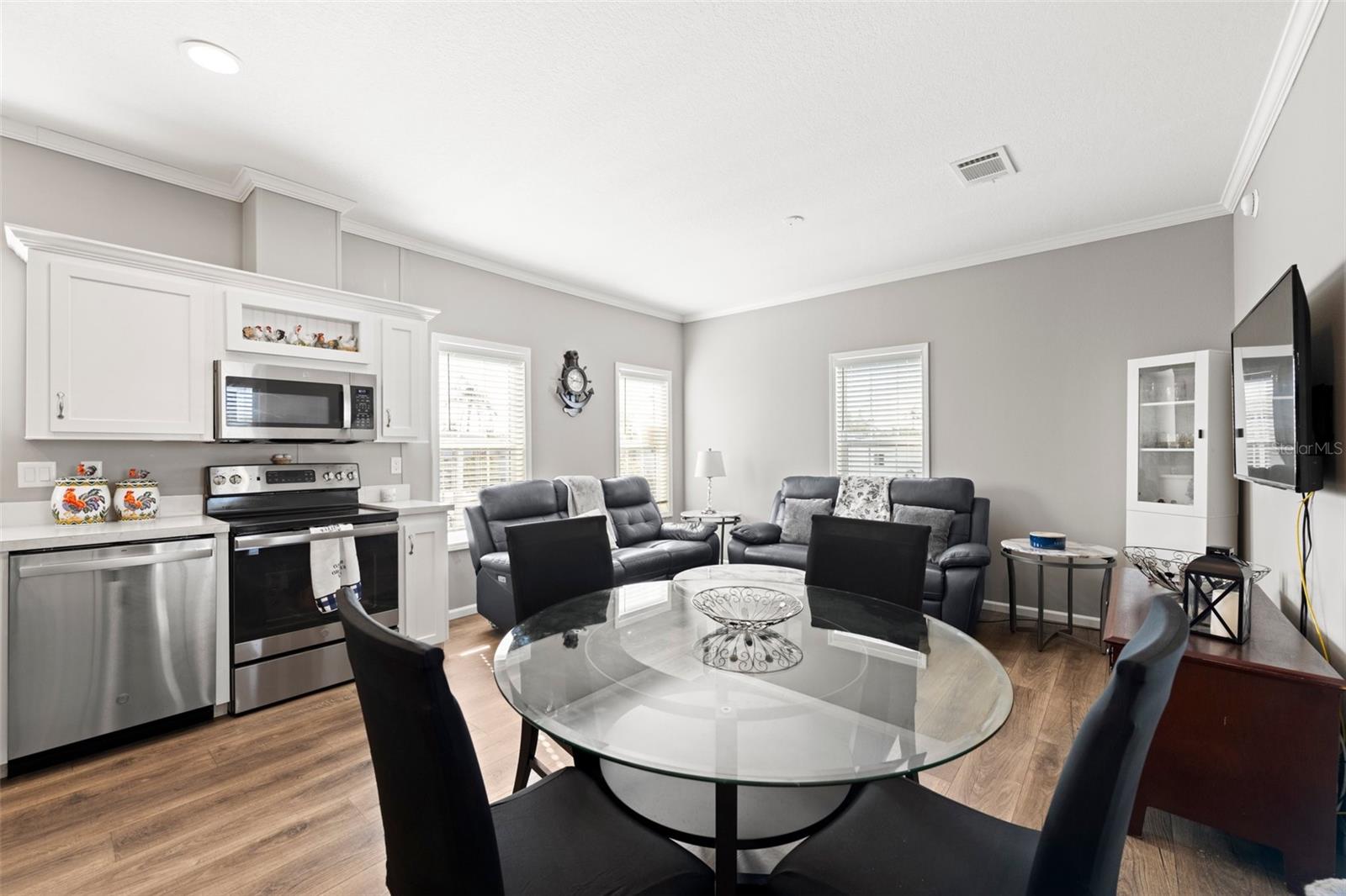 Listing photo id 2 for 1508 24th Avenue Drive W