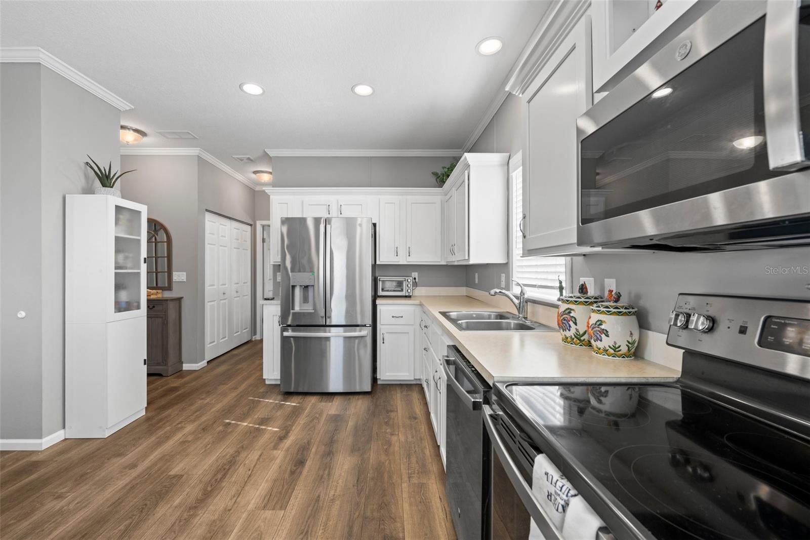 Listing photo id 5 for 1508 24th Avenue Drive W