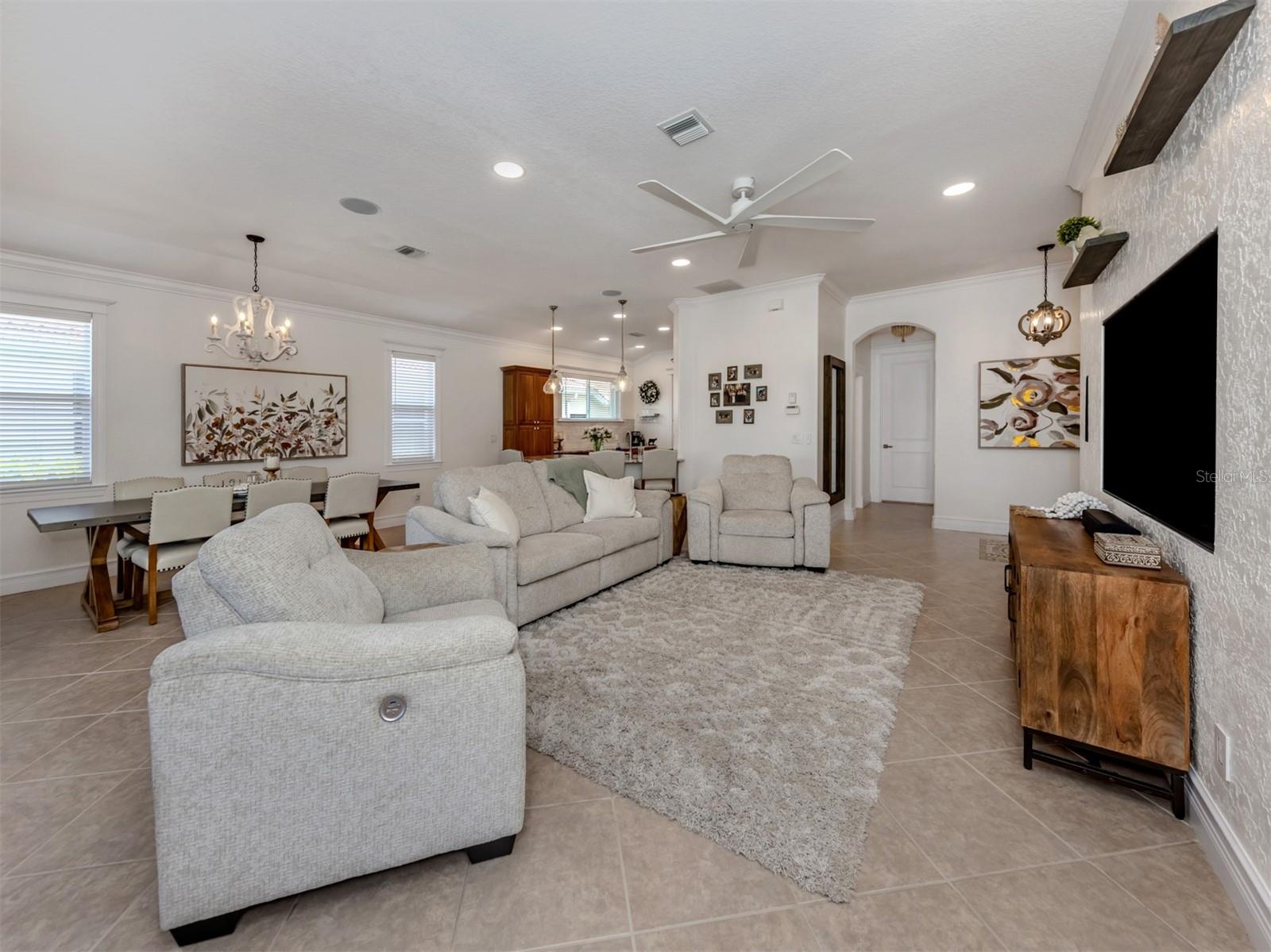 Listing photo id 9 for 177 Treviso Court