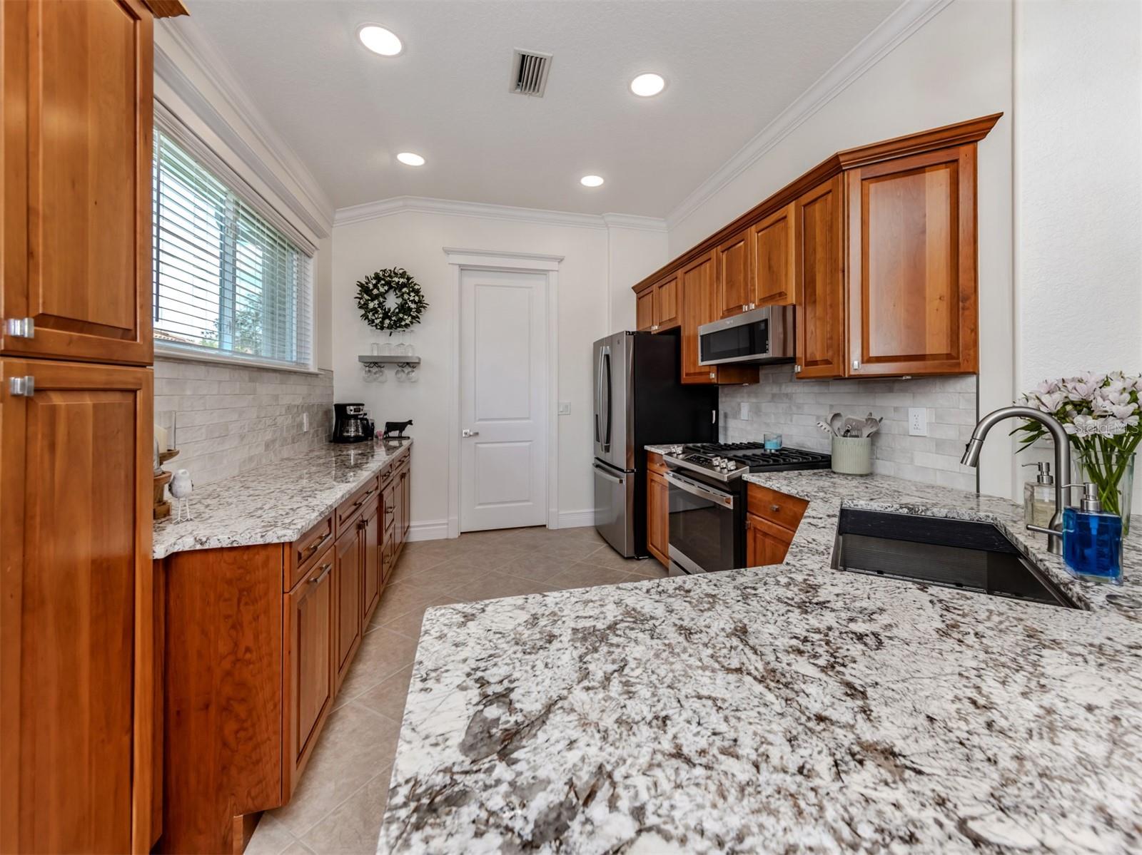 Listing photo id 11 for 177 Treviso Court