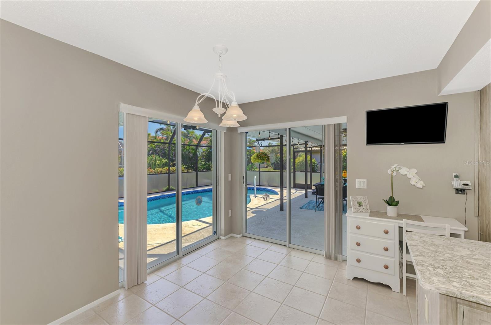 Image 21 of 79 For 409 Firethorn Avenue
