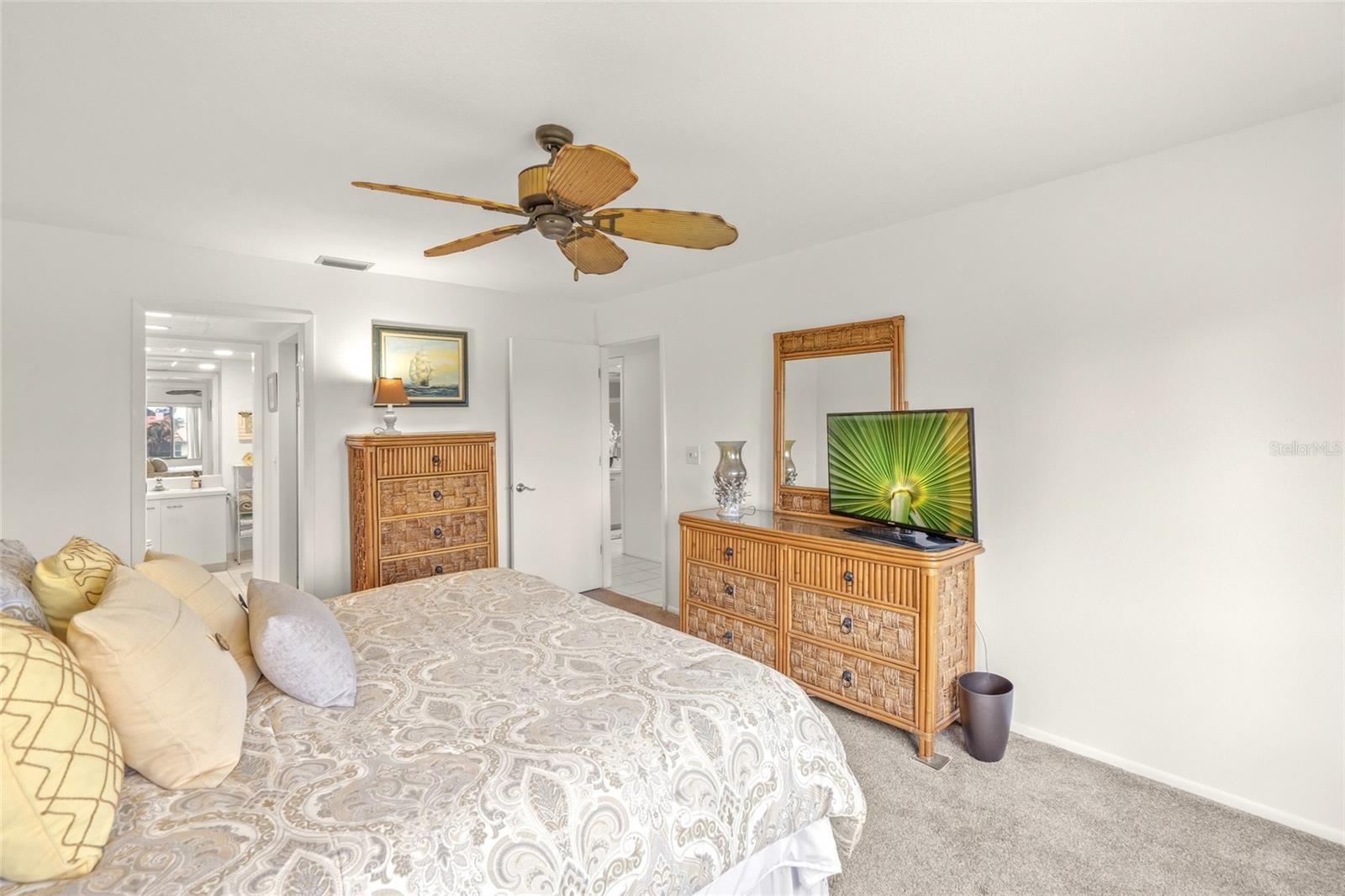 Image 17 of 51 For 810 Capri Isles Boulevard 230