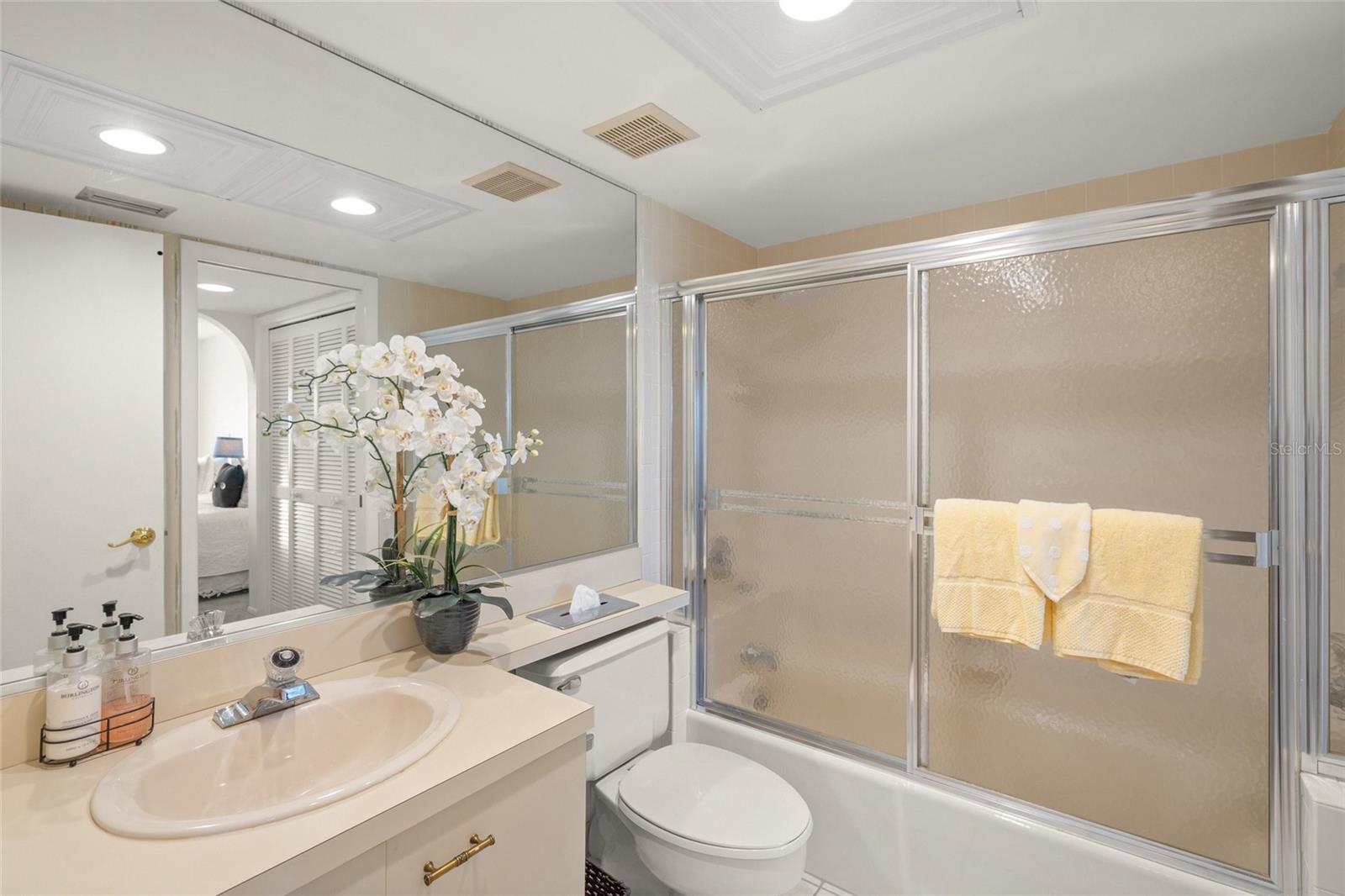 Image 27 of 51 For 810 Capri Isles Boulevard 230