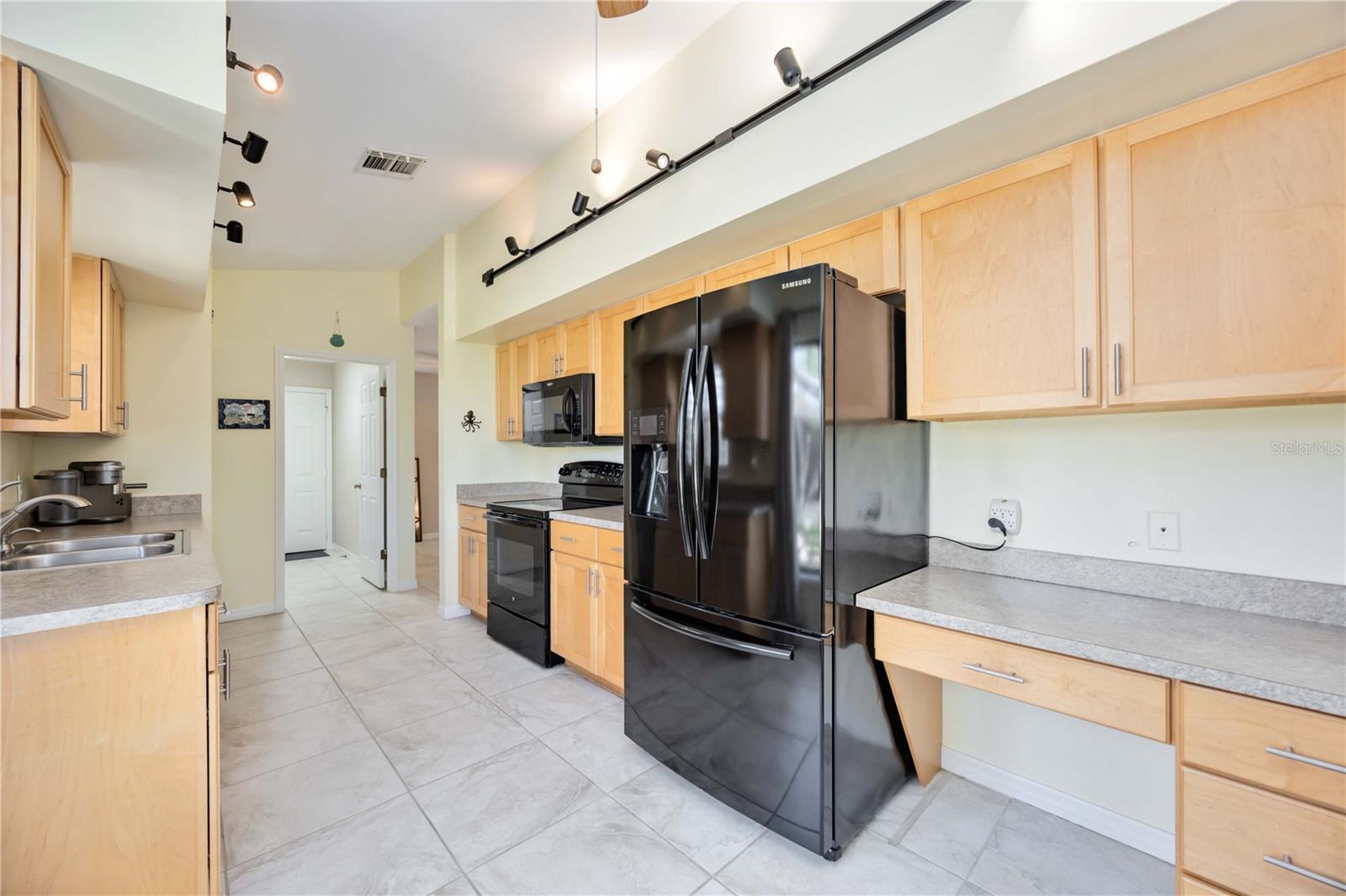 Image 14 of 98 For 269 Southampton Drive 303