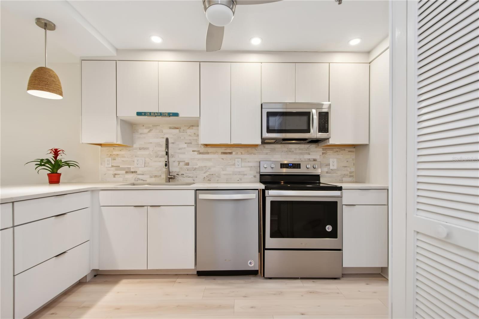 Image 6 of 34 For 930 Capri Isles Boulevard 120