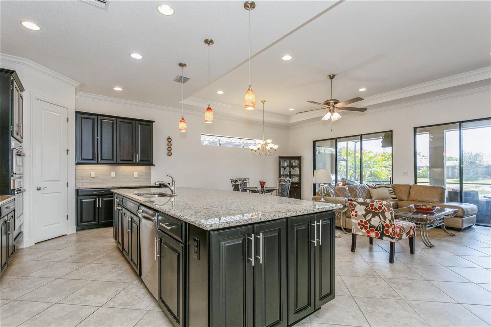 Listing photo id 9 for 5585 Semolino Street