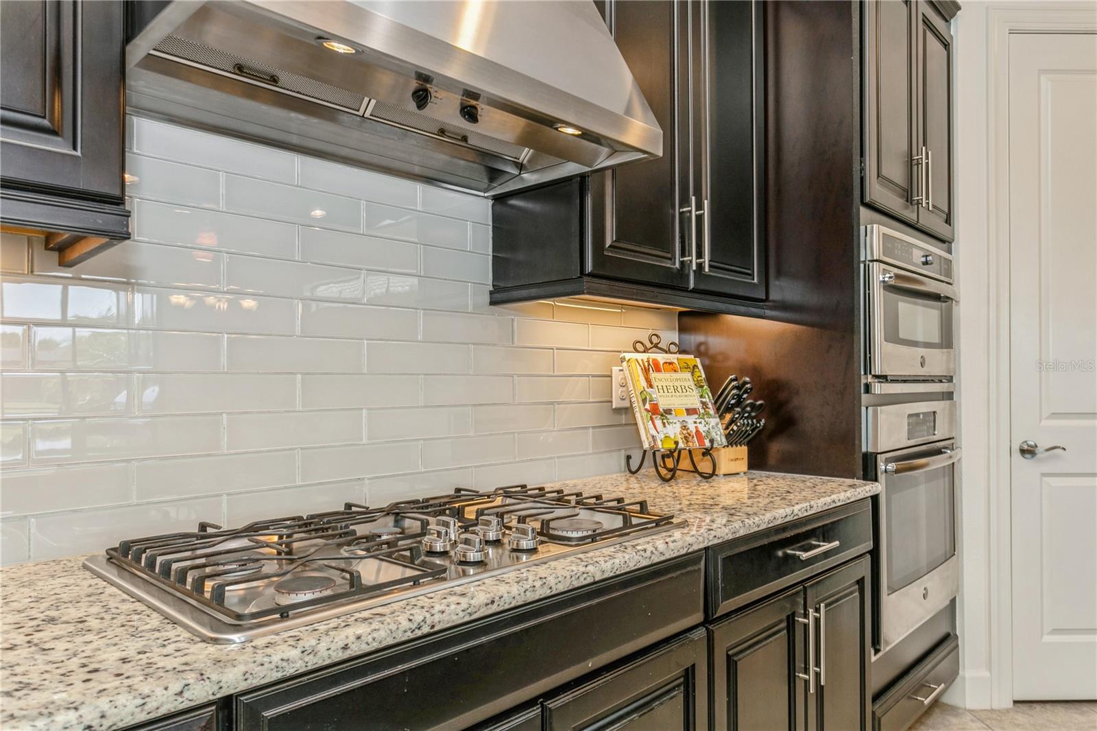 Listing photo id 11 for 5585 Semolino Street