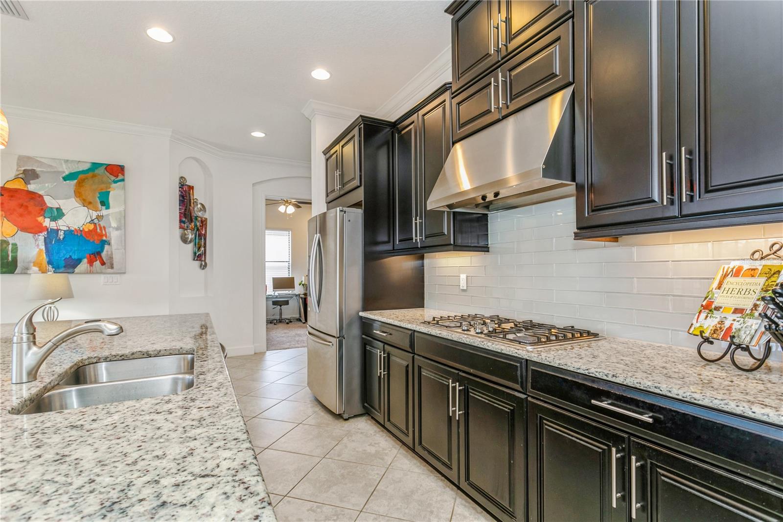 Listing photo id 12 for 5585 Semolino Street