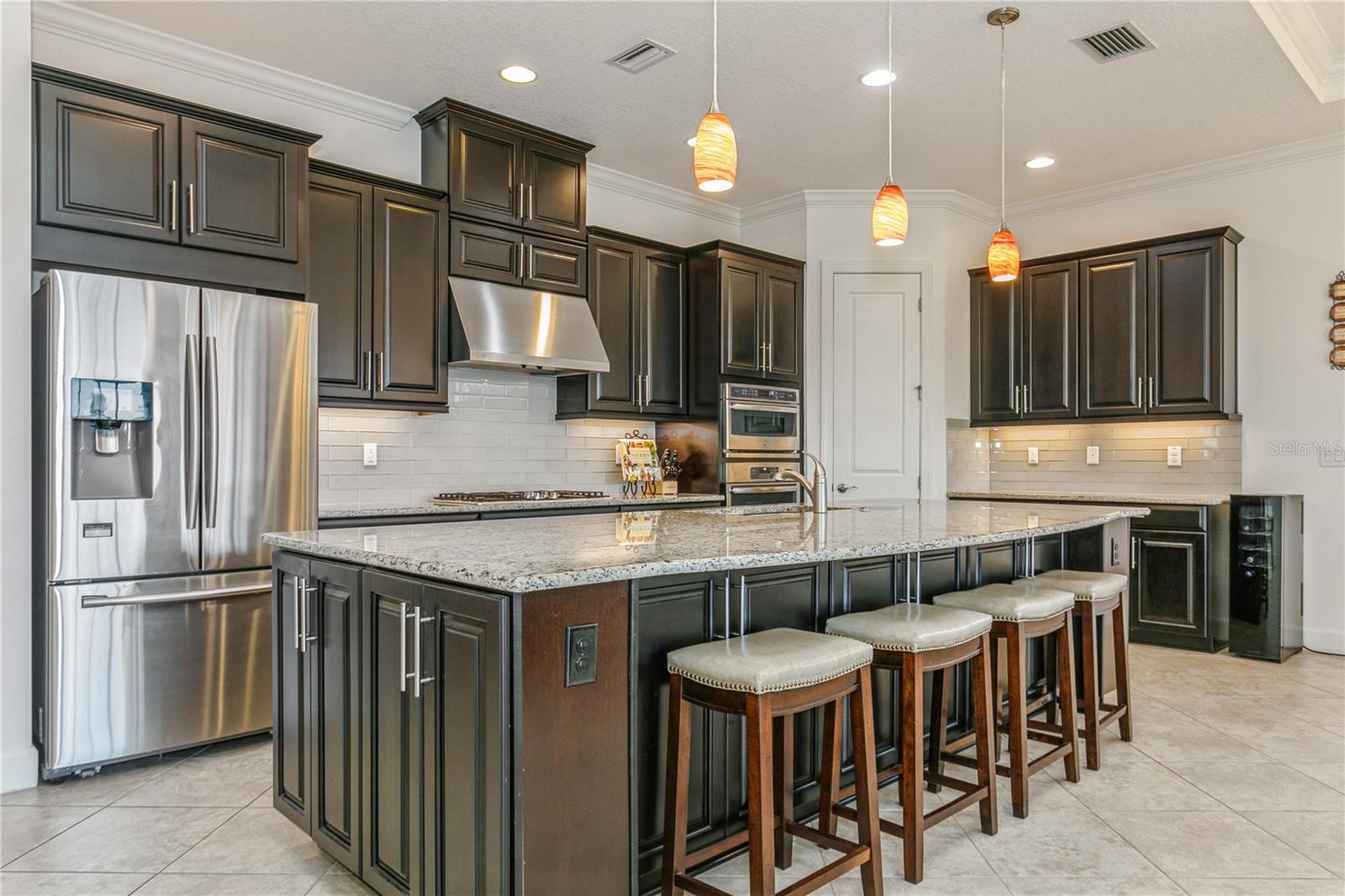 Listing photo id 13 for 5585 Semolino Street