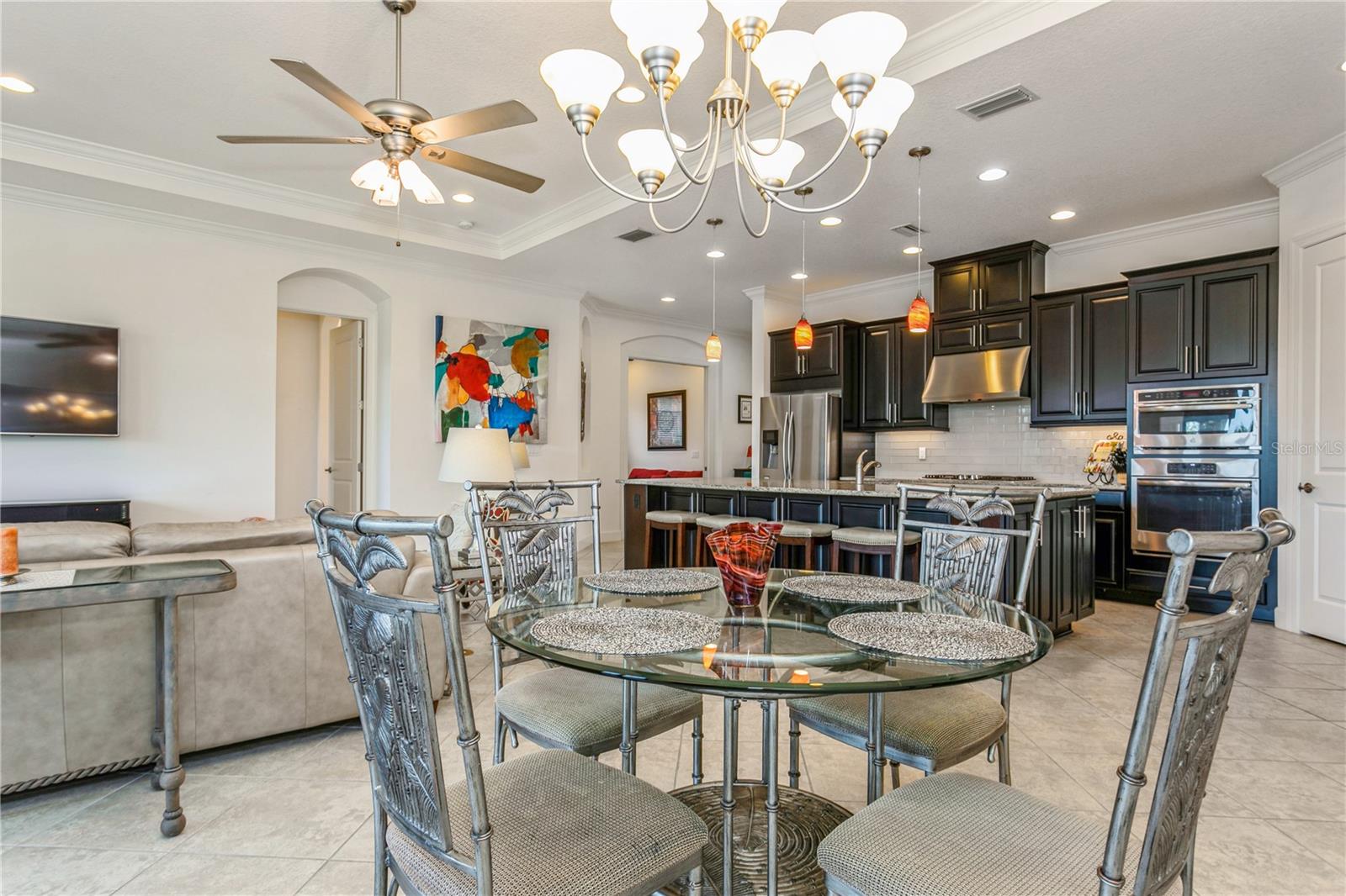 Listing photo id 16 for 5585 Semolino Street
