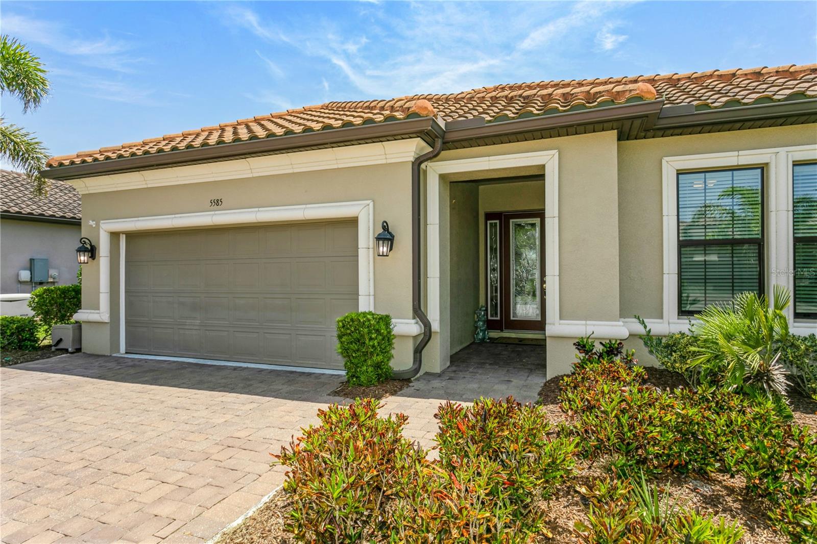 Listing photo id 0 for 5585 Semolino Street