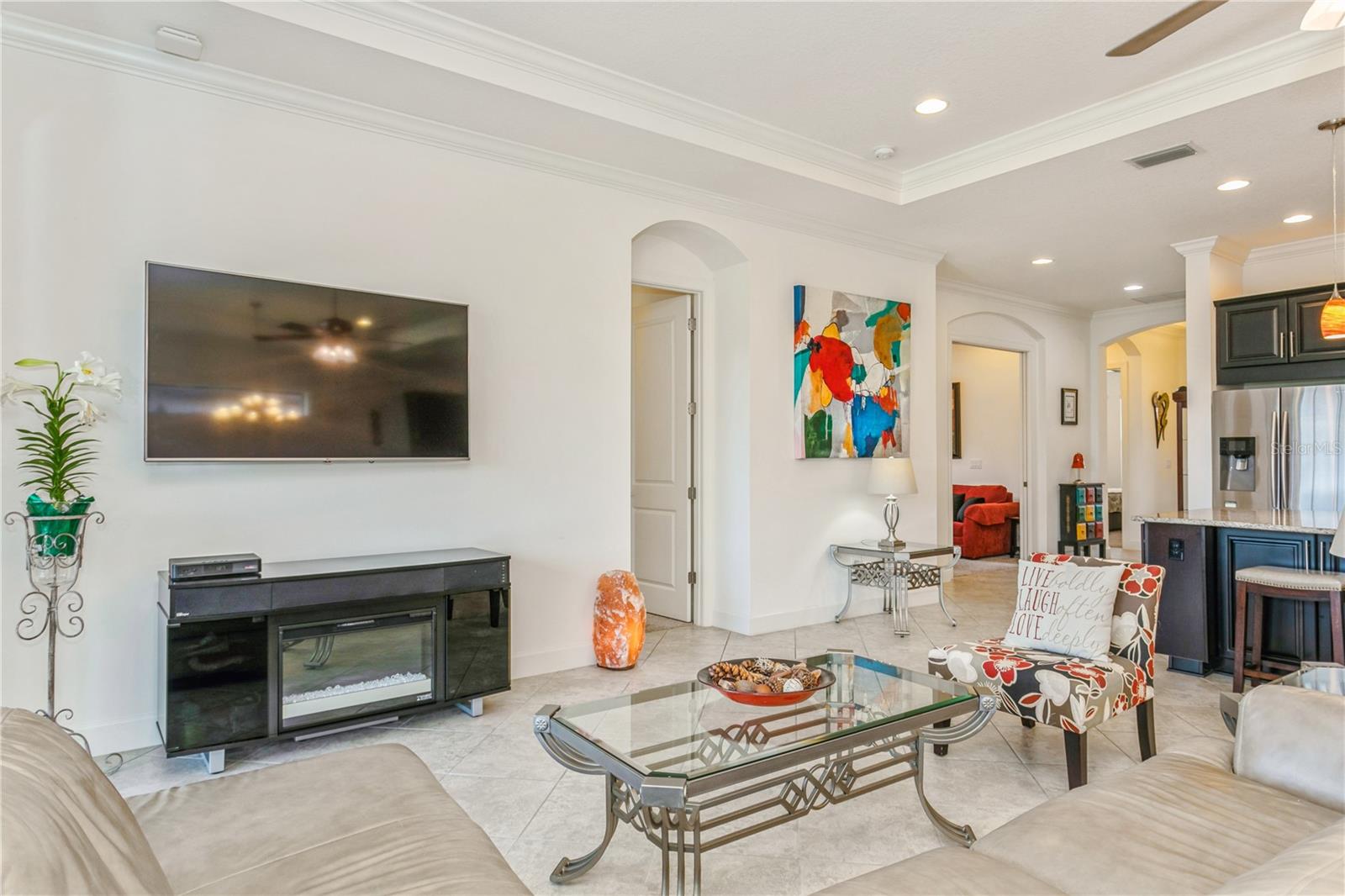 Listing photo id 19 for 5585 Semolino Street
