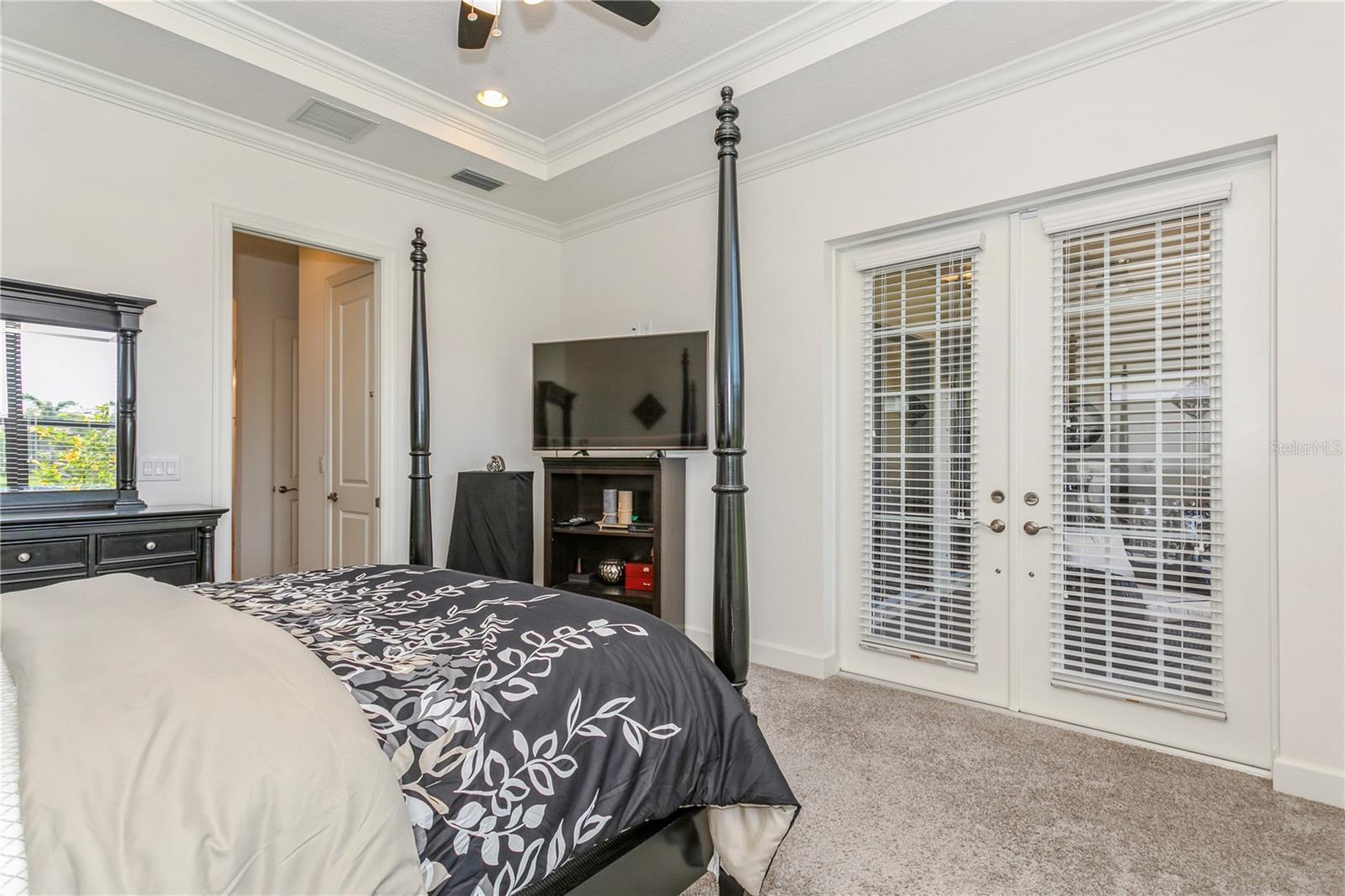 Listing photo id 22 for 5585 Semolino Street