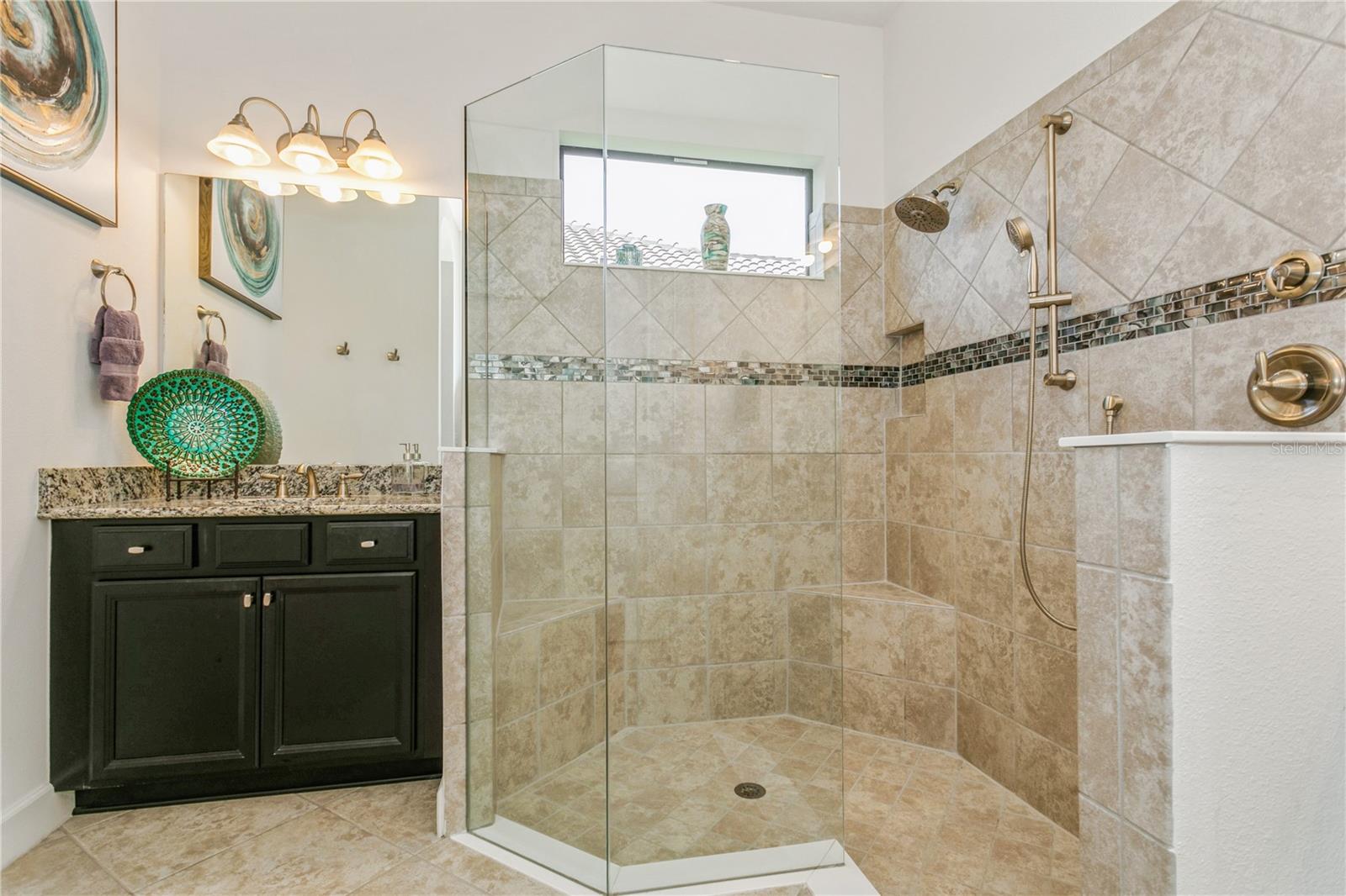 Listing photo id 23 for 5585 Semolino Street