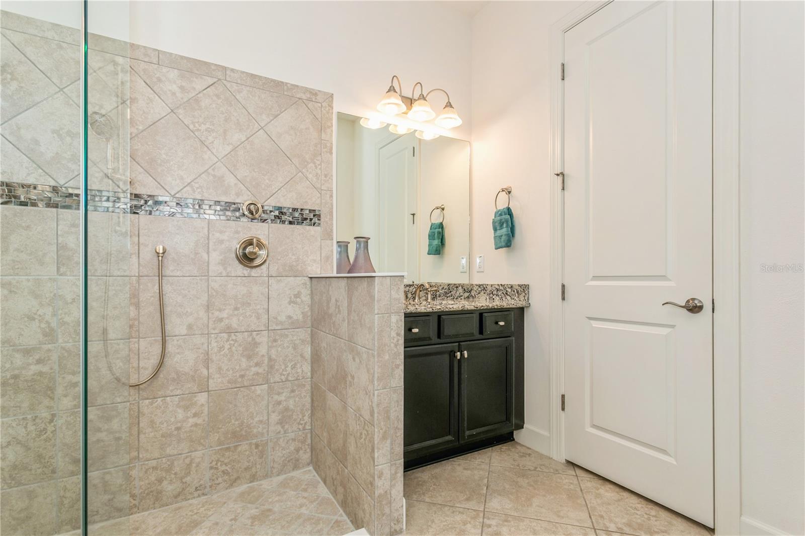 Listing photo id 24 for 5585 Semolino Street
