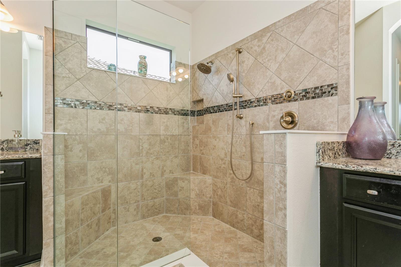 Listing photo id 25 for 5585 Semolino Street