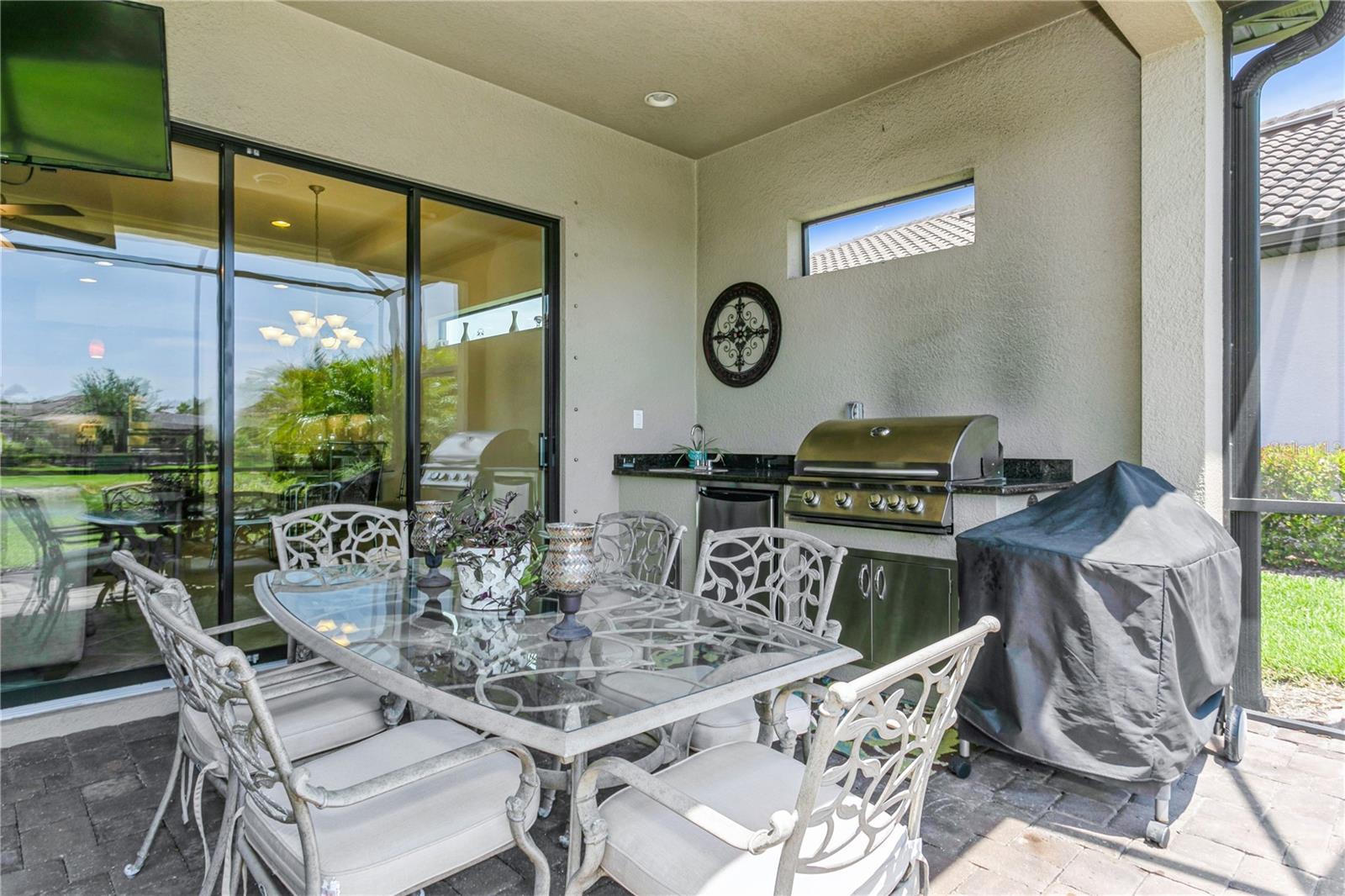 Listing photo id 26 for 5585 Semolino Street