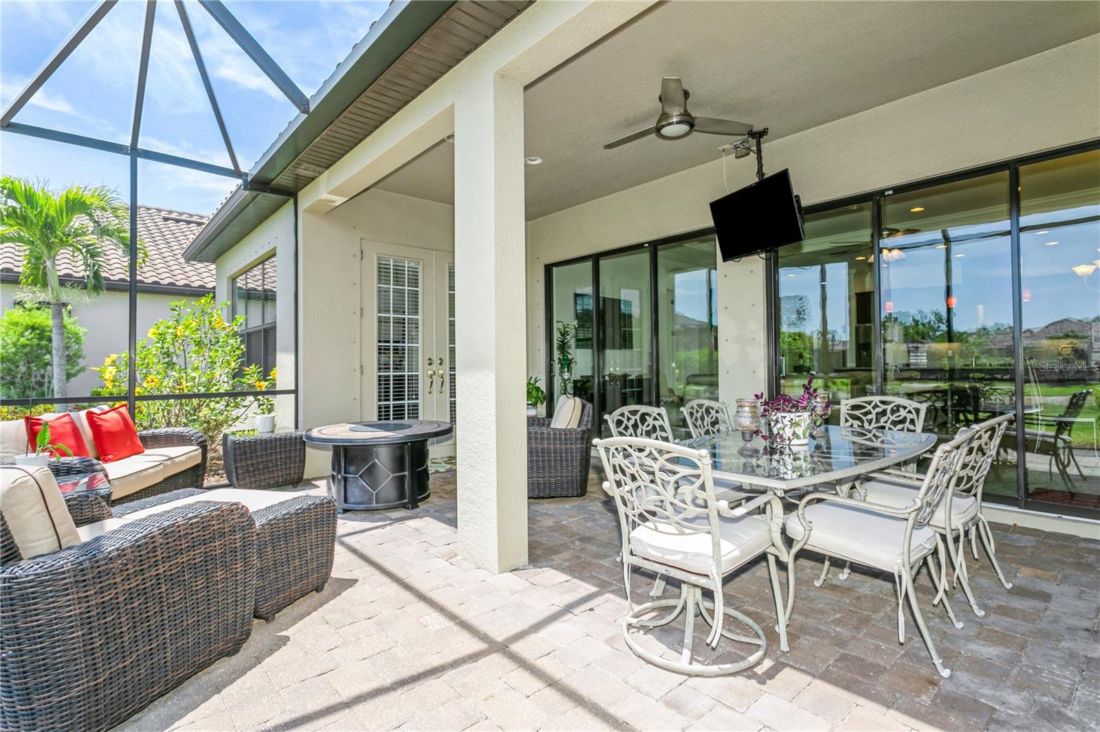 Listing photo id 27 for 5585 Semolino Street