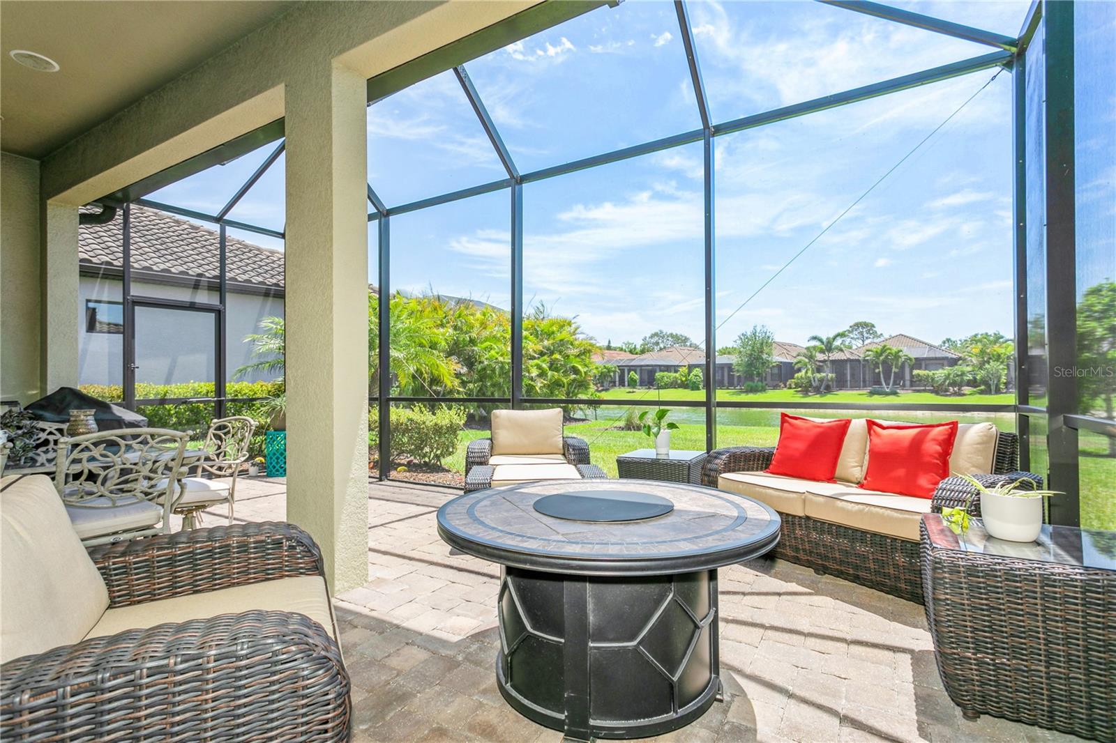 Listing photo id 28 for 5585 Semolino Street