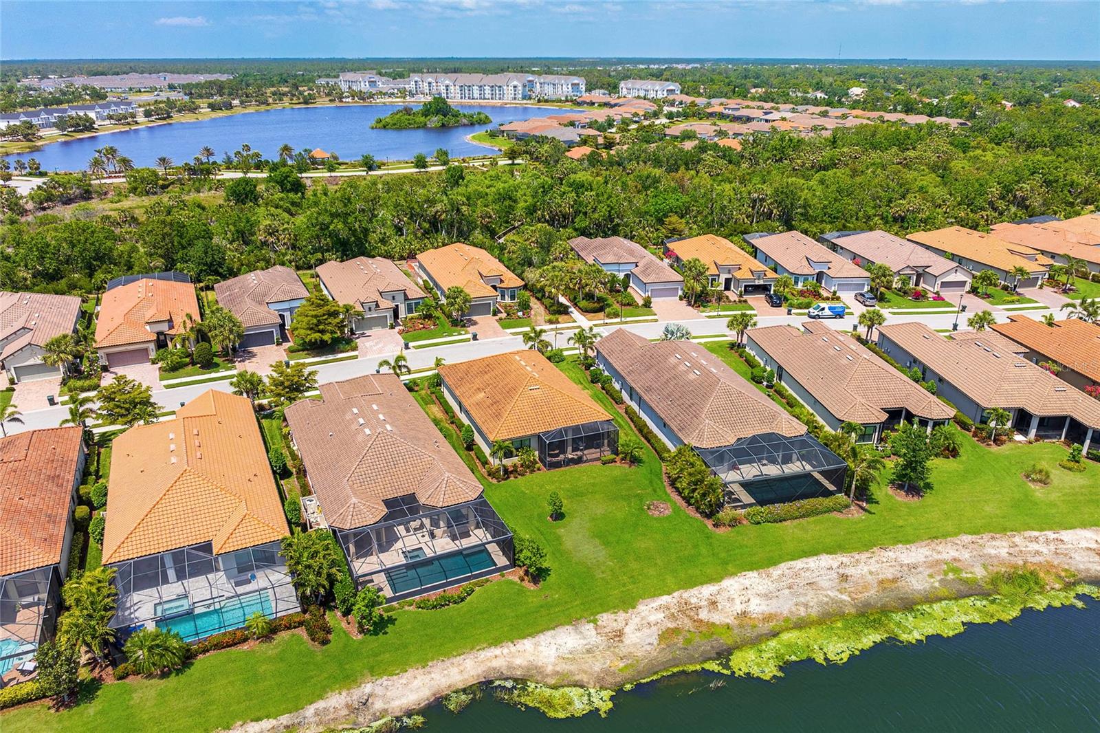 Listing photo id 34 for 5585 Semolino Street