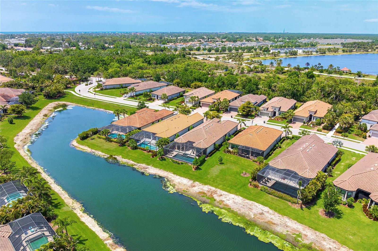 Listing photo id 35 for 5585 Semolino Street