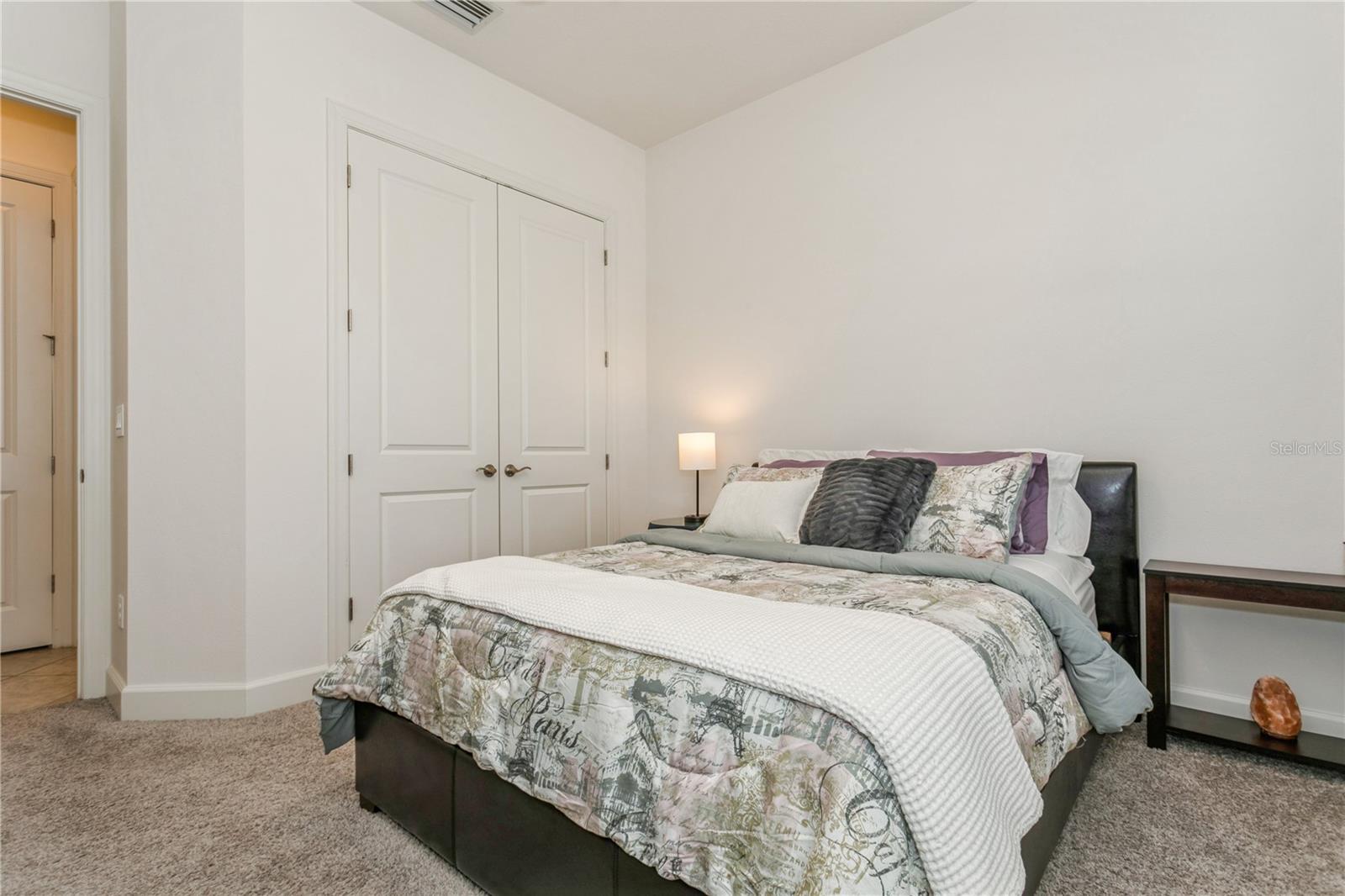 Listing photo id 4 for 5585 Semolino Street