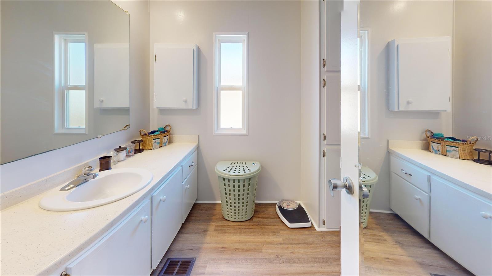 Image 15 of 20 For 5619 Bayshore Road 421